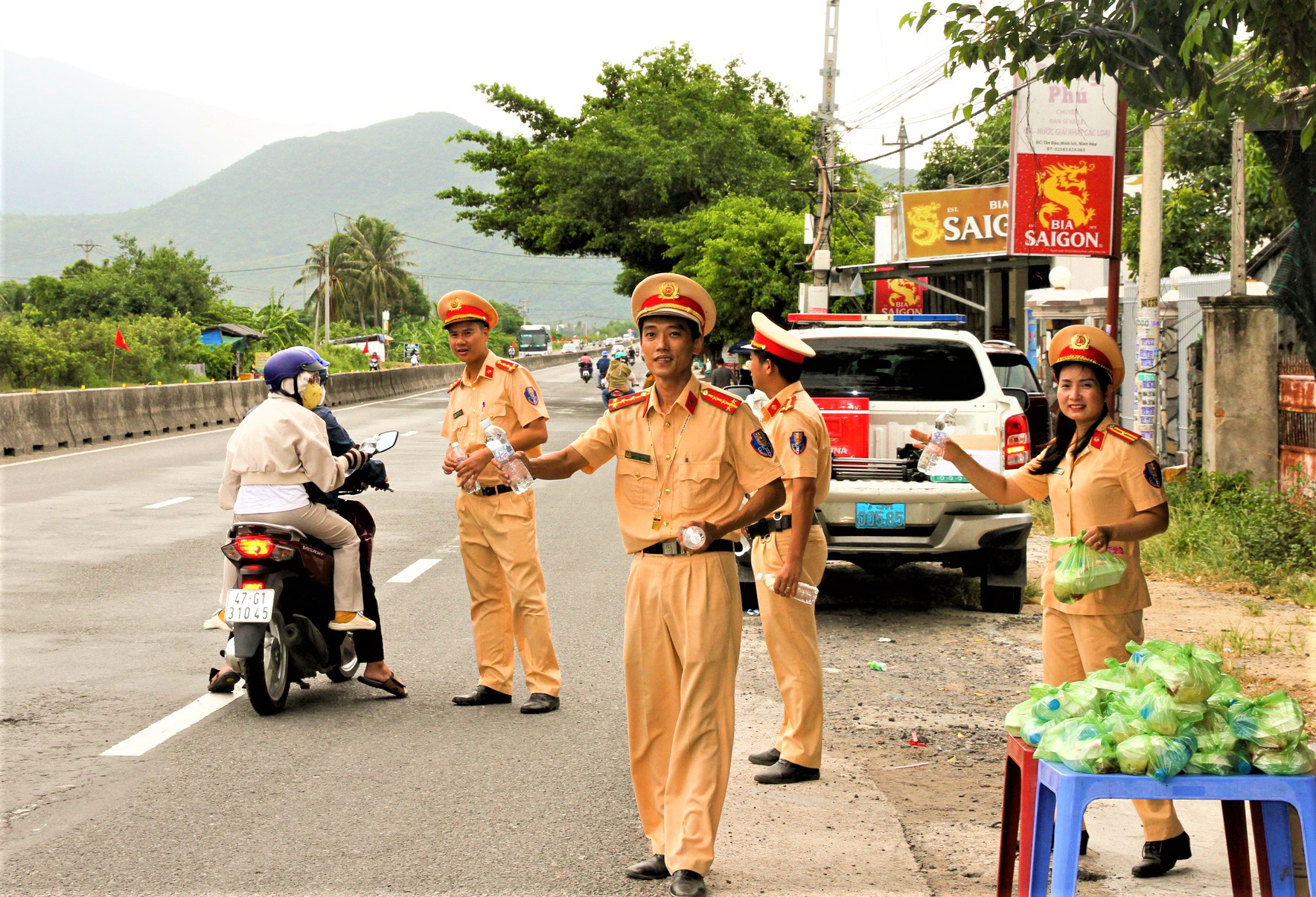 Lặng lẽ nữ thiếu tá CSGT mỗi ngày đi xe buýt vượt 70km đến nơi làm việc- Ảnh 3. Lặng lẽ nữ thiếu tá CSGT mỗi ngày đi xe buýt vượt 70km đến nơi làm việc- Ảnh 3.