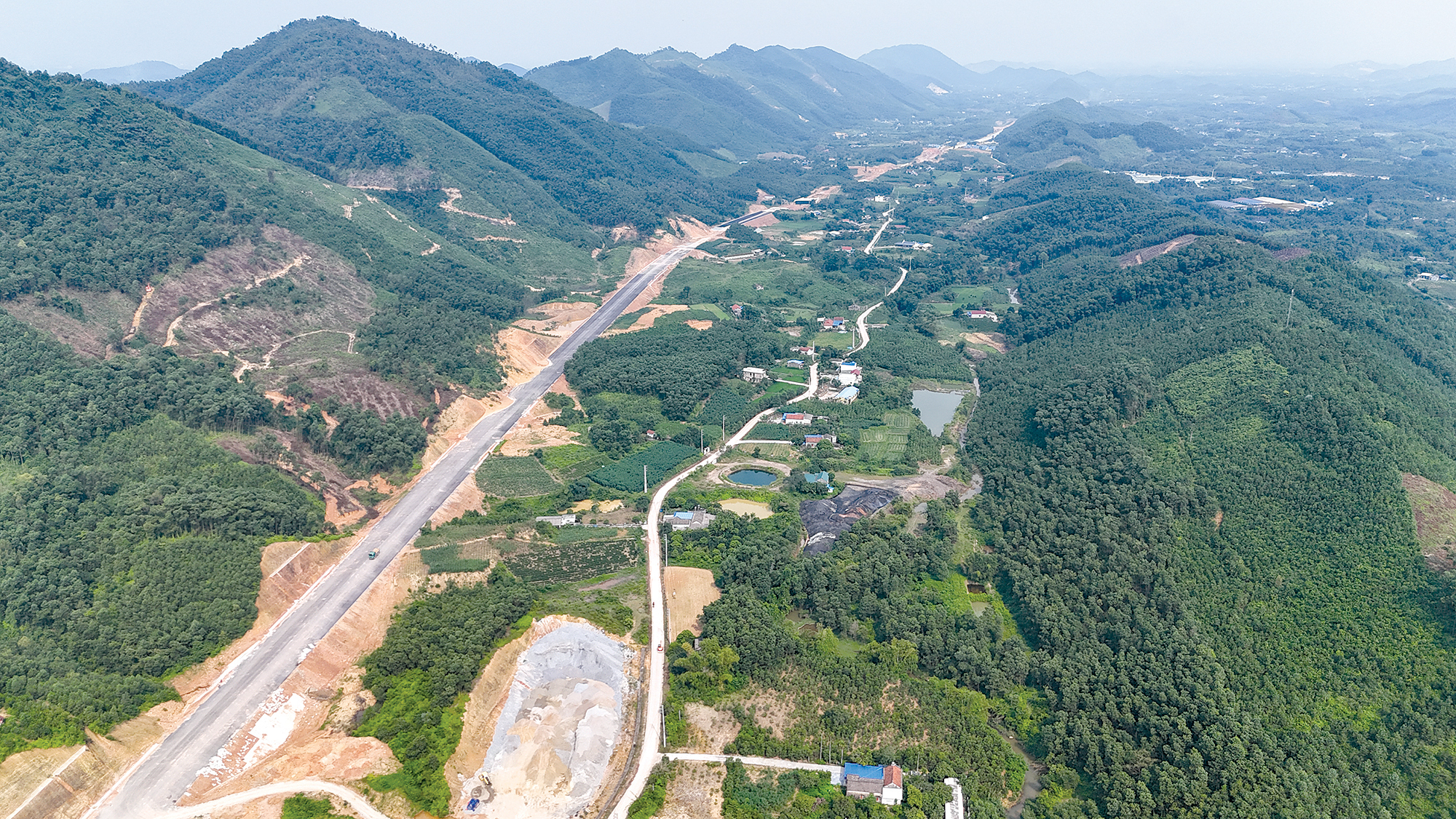 Đường li&ecirc;n kết v&ugrave;ng Th&aacute;i Nguy&ecirc;n - Bắc Giang 
v&agrave; Vĩnh Ph&uacute;c nỗ lực về đ&iacute;ch sớm- Ảnh 2.