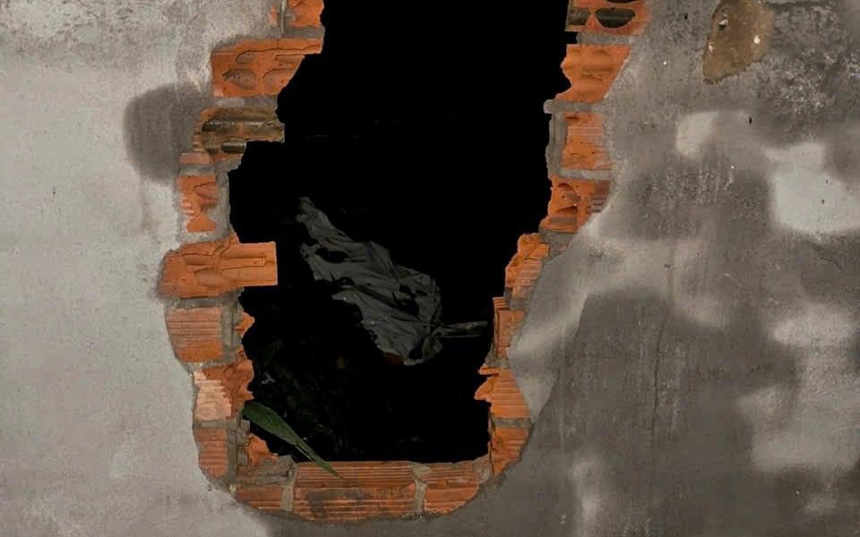 T&aacute;o tợn đục tường v&agrave;o nh&agrave; trộm tiền v&agrave;ng trong k&eacute;t sắt