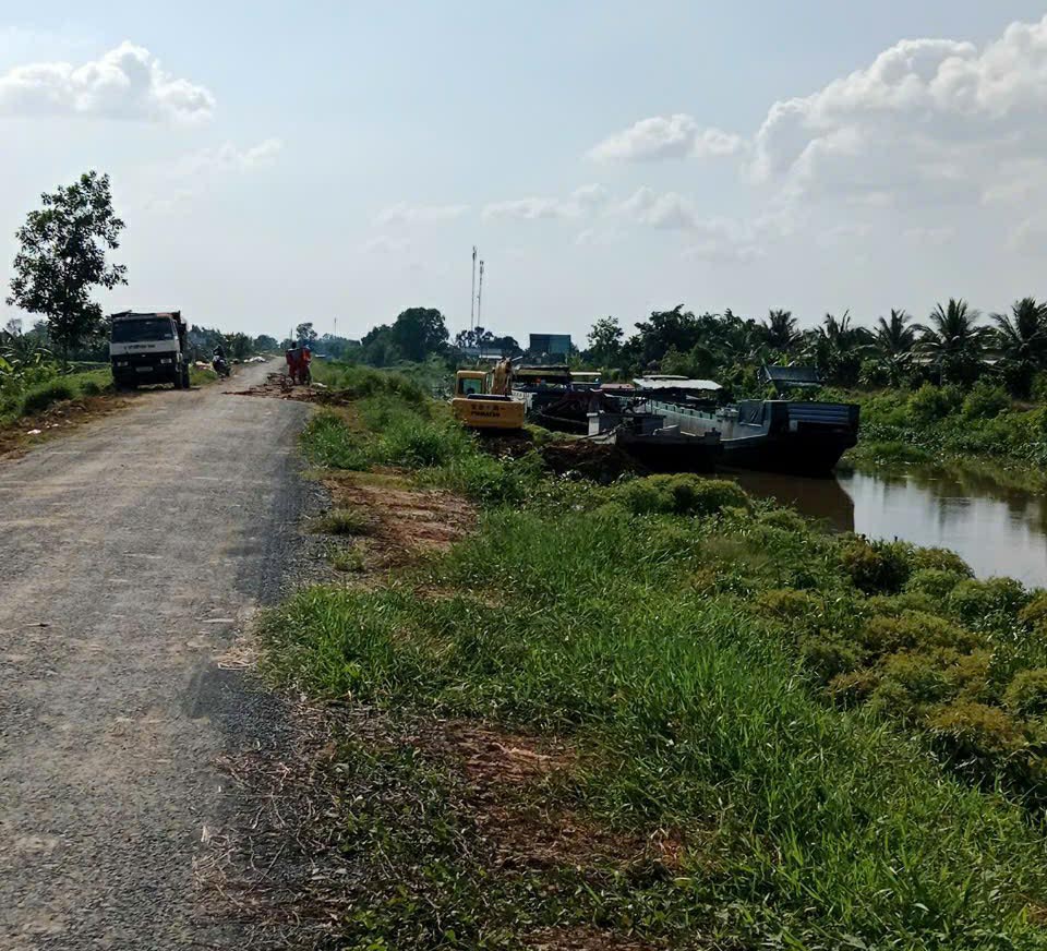 Long An: Y&ecirc;u cầu huyện Thạnh H&oacute;a b&aacute;o c&aacute;o vụ hạ cốt nền đường k&ecirc;nh 61- Ảnh 2.