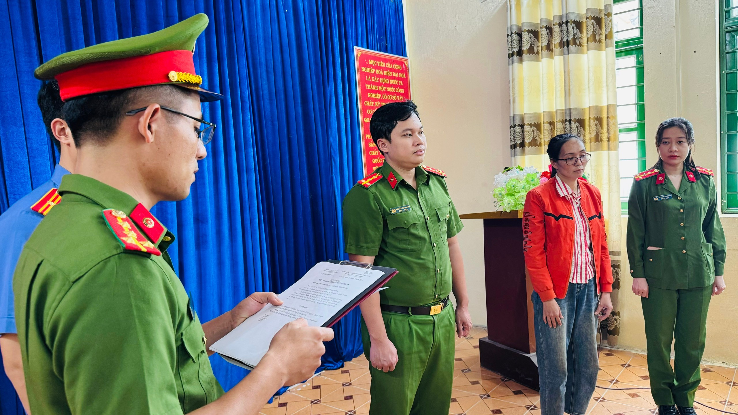 Bắt nữ kế to&aacute;n x&atilde; ở L&agrave;o Cai v&igrave; "r&uacute;t ruột" ng&acirc;n s&aacute;ch 2,6 tỷ đồng- Ảnh 1.