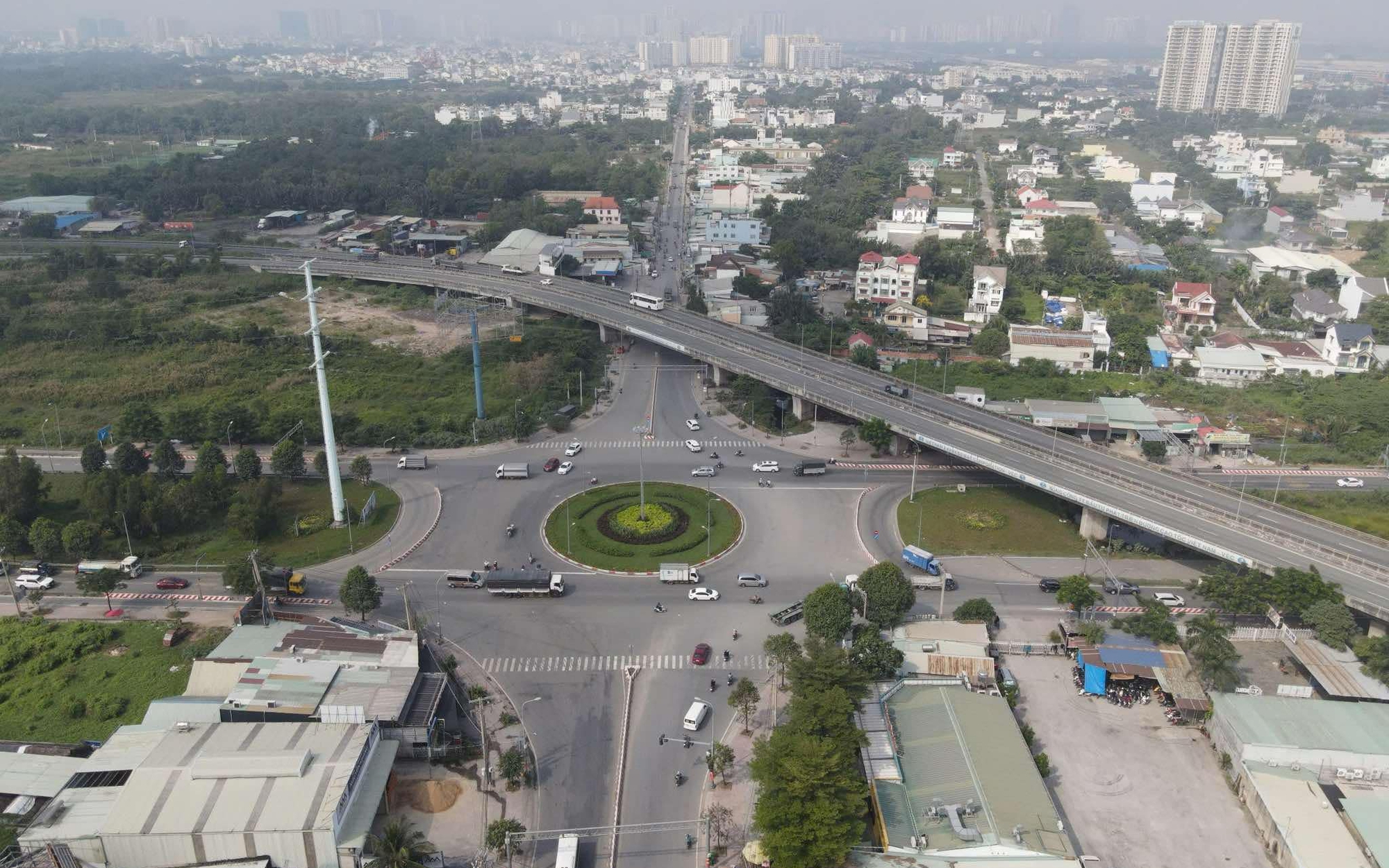 Thu hẹp v&ograve;ng xoay Ph&uacute; Hữu, lắp dải ph&acirc;n c&aacute;ch t&aacute;ch d&ograve;ng xe