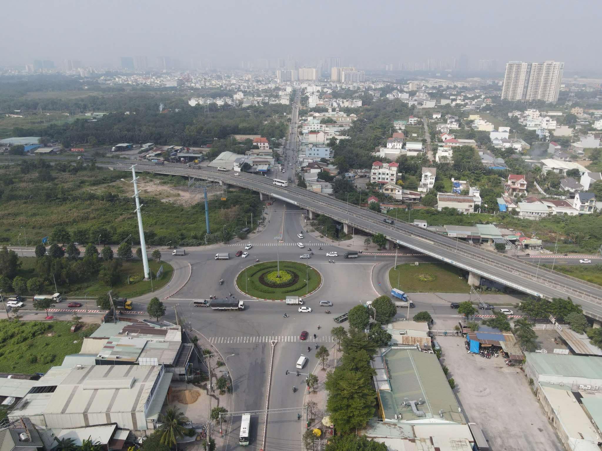 Thu hẹp v&ograve;ng xoay Ph&uacute; Hữu, lắp dải ph&acirc;n c&aacute;ch t&aacute;ch d&ograve;ng xe- Ảnh 1.