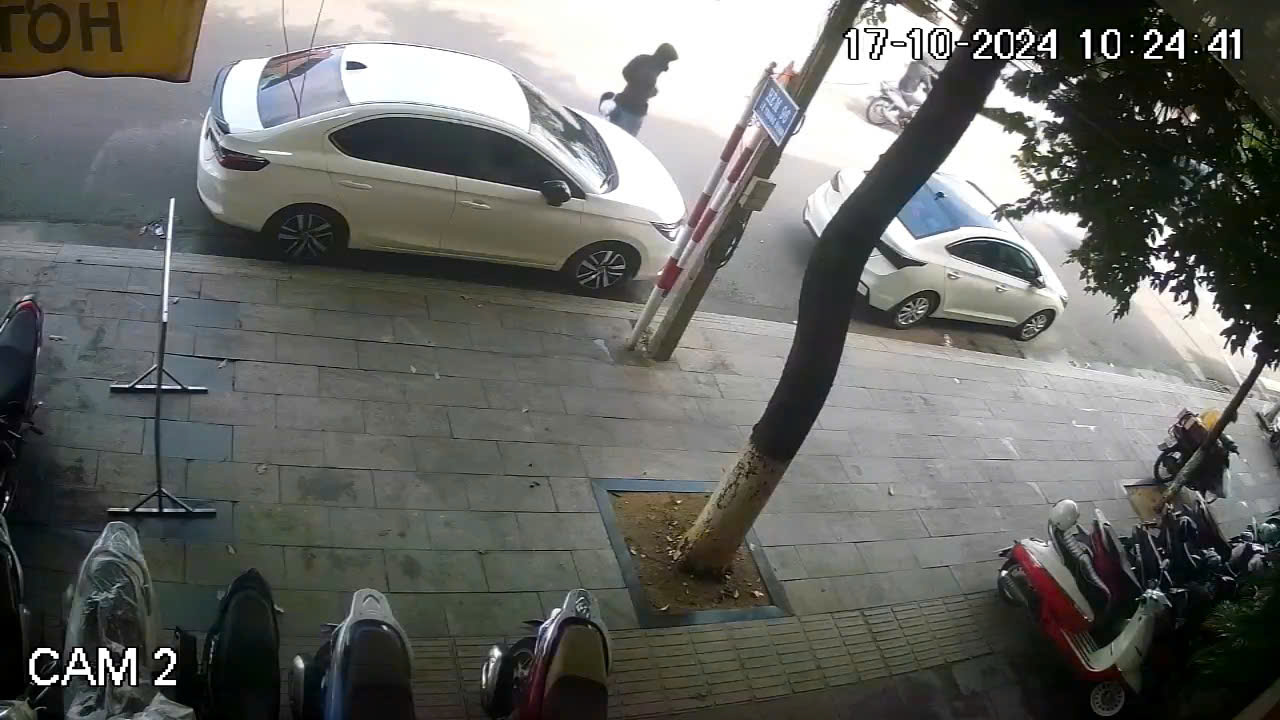 Thản nhi&ecirc;n trộm &ocirc; t&ocirc; giữa đường ở Quảng Ng&atilde;i rồi chạy v&agrave;o B&igrave;nh Định- Ảnh 1.