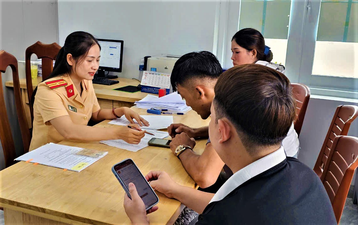 Lặng lẽ nữ thiếu tá CSGT mỗi ngày đi xe buýt vượt 70km đến nơi làm việc- Ảnh 1. Lặng lẽ nữ thiếu tá CSGT mỗi ngày đi xe buýt vượt 70km đến nơi làm việc- Ảnh 1.