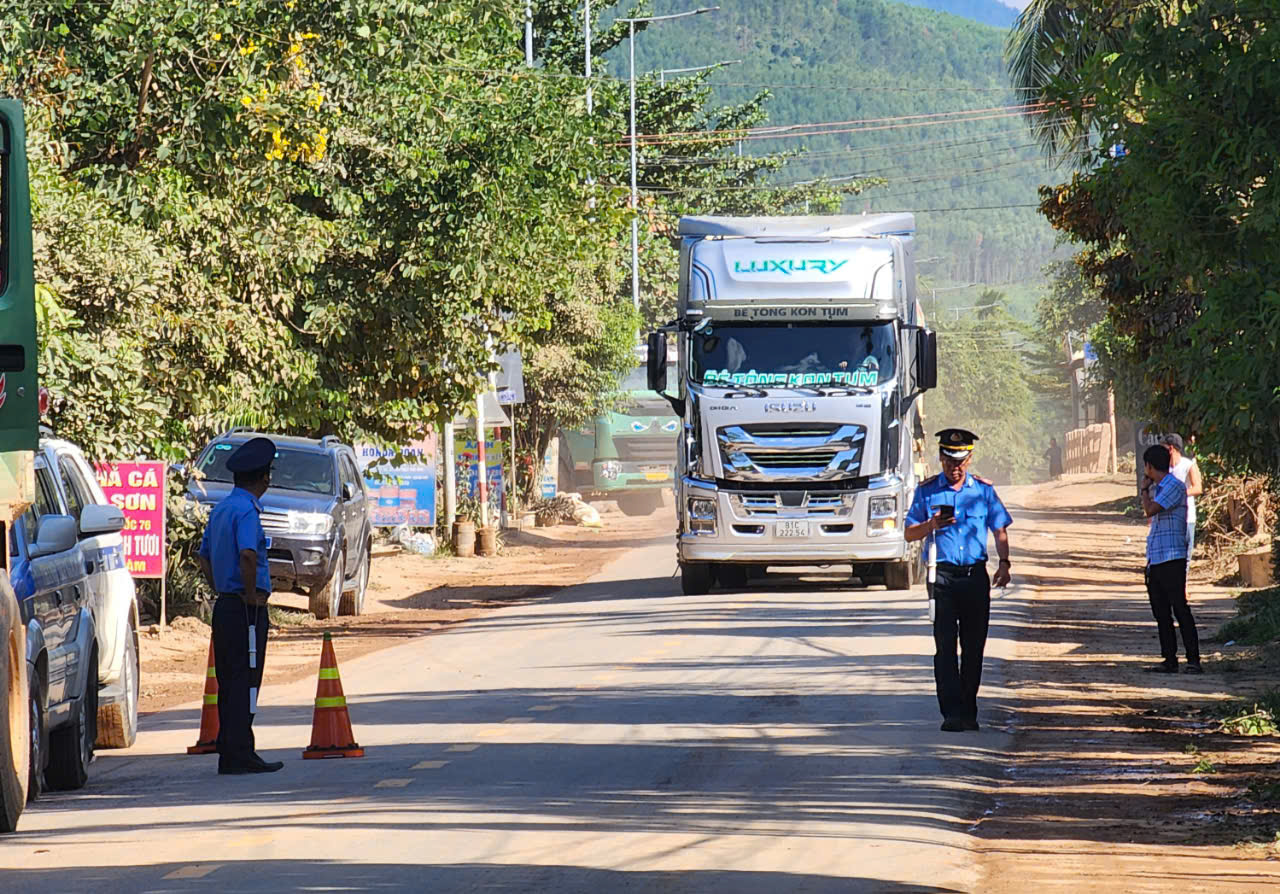 Gần 200 phương tiện vi phạm tốc độ tại Quảng Ngãi bị thu hồi phù hiệu- Ảnh 1. Gần 200 phương tiện vi phạm tốc độ tại Quảng Ngãi bị thu hồi phù hiệu- Ảnh 1.