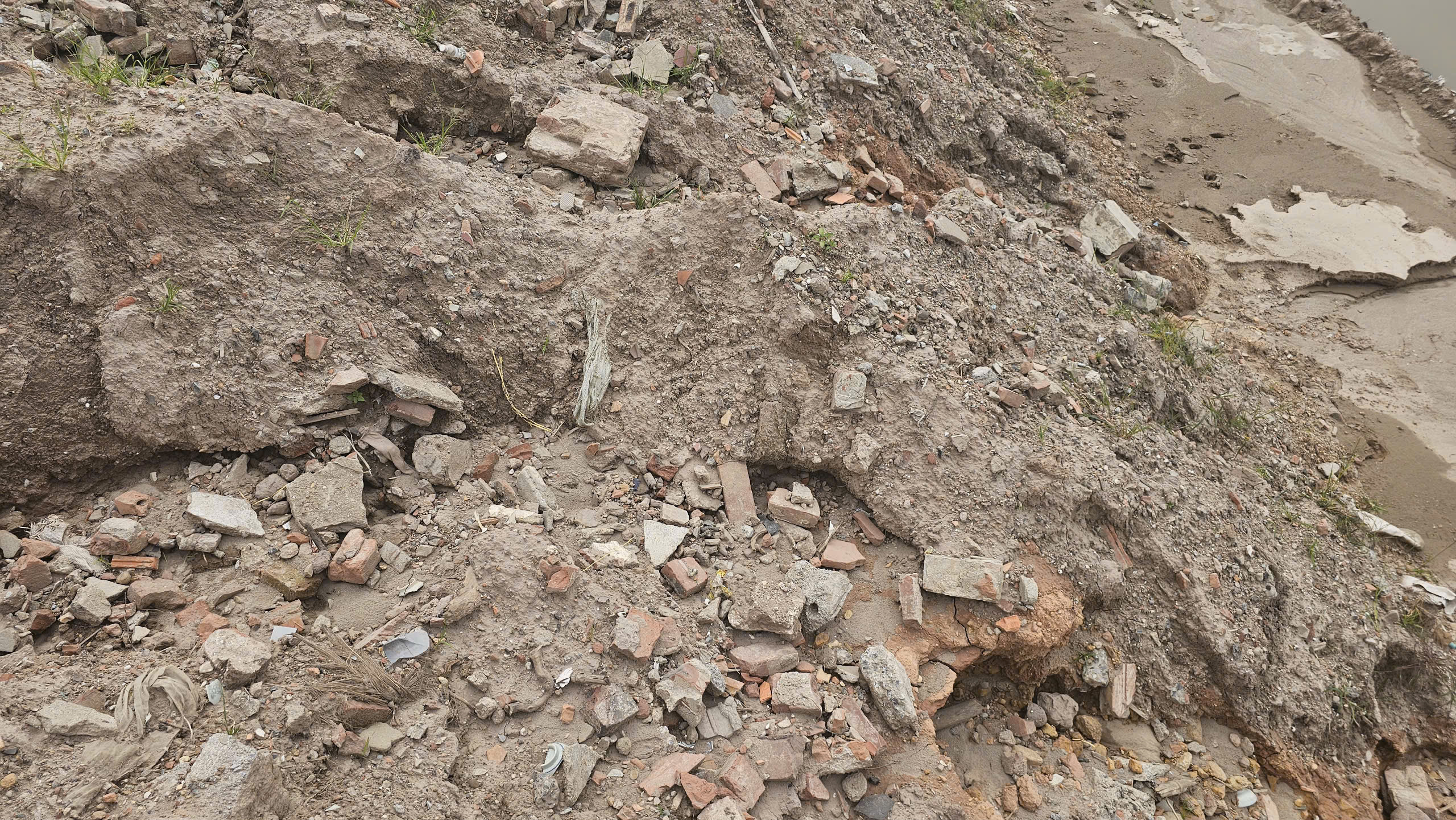 Chủ đầu tư lên tiếng về nghi vấn dùng rác, trạc thải đắp nền đường Vành đai 4- Ảnh 1. Chủ đầu tư lên tiếng về nghi vấn dùng rác, trạc thải đắp nền đường Vành đai 4- Ảnh 1.