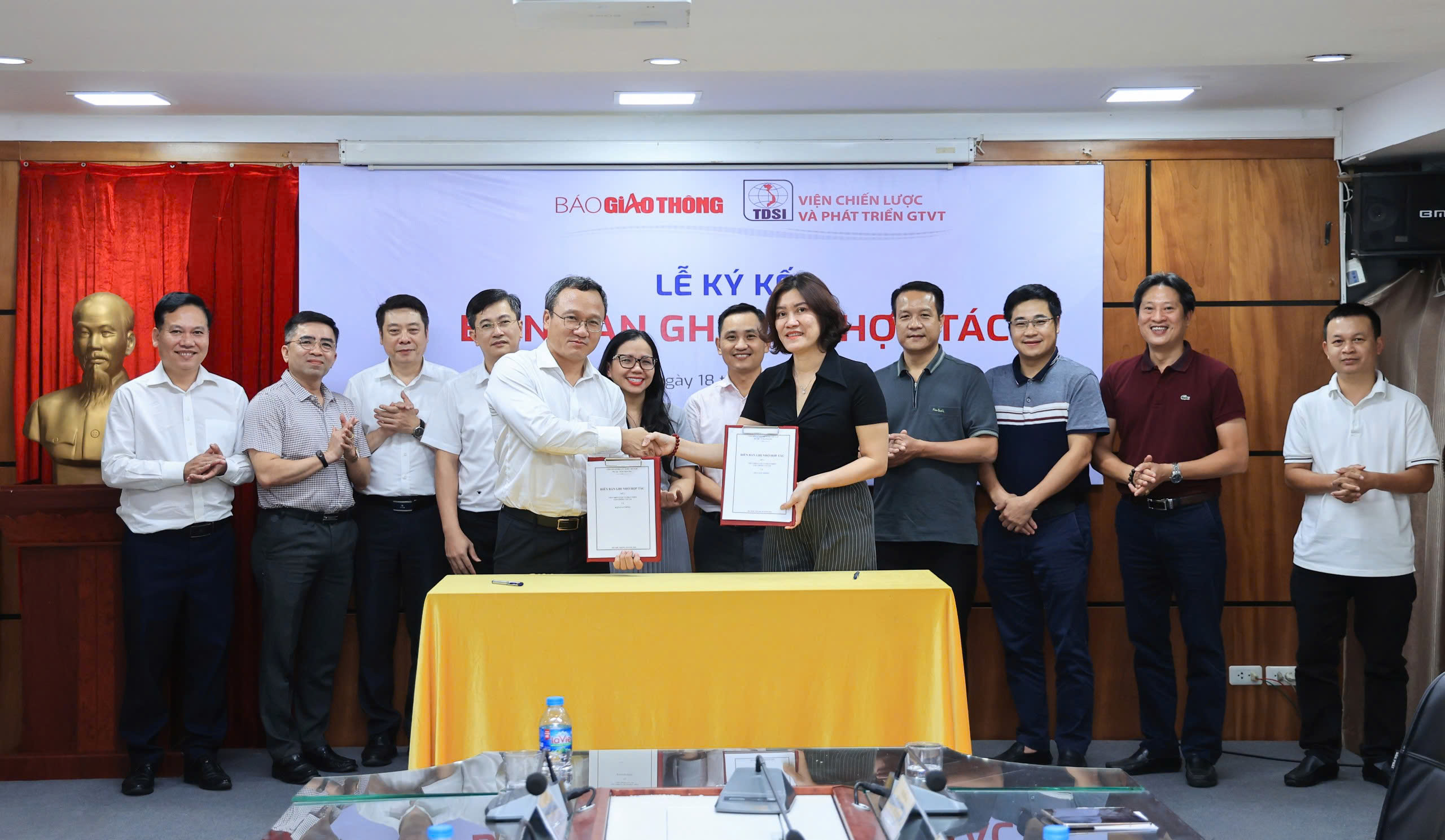Báo Giao thông - Viện Chiến lược và Phát triển GTVT ký ghi nhớ hợp tác- Ảnh 1. Báo Giao thông - Viện Chiến lược và Phát triển GTVT ký ghi nhớ hợp tác- Ảnh 1.
