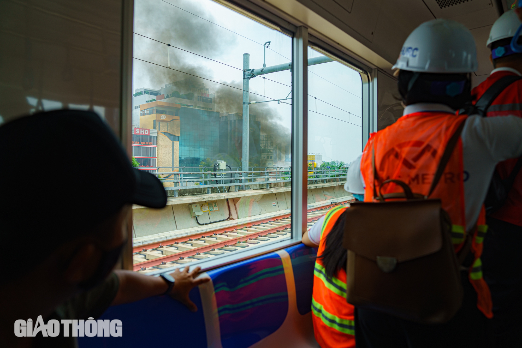 Hơn 1.000 người diễn tập cứu nạn tình huống cháy toa tàu metro Bến Thành - Suối Tiên- Ảnh 6. Hơn 1.000 người diễn tập cứu nạn tình huống cháy toa tàu metro Bến Thành - Suối Tiên- Ảnh 6.