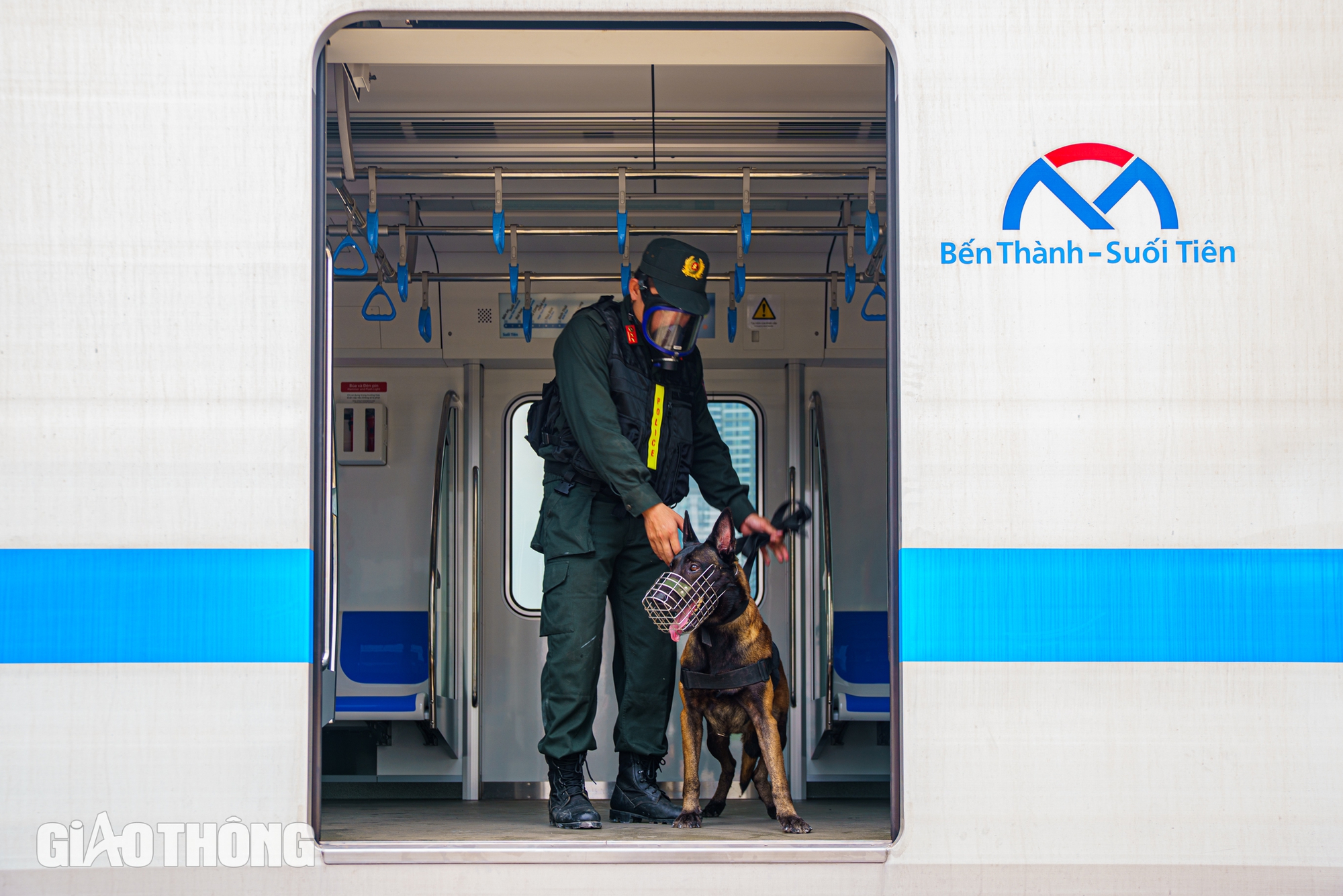 Hơn 1.000 người diễn tập cứu nạn tình huống cháy toa tàu metro Bến Thành - Suối Tiên- Ảnh 16. Hơn 1.000 người diễn tập cứu nạn tình huống cháy toa tàu metro Bến Thành - Suối Tiên- Ảnh 16.