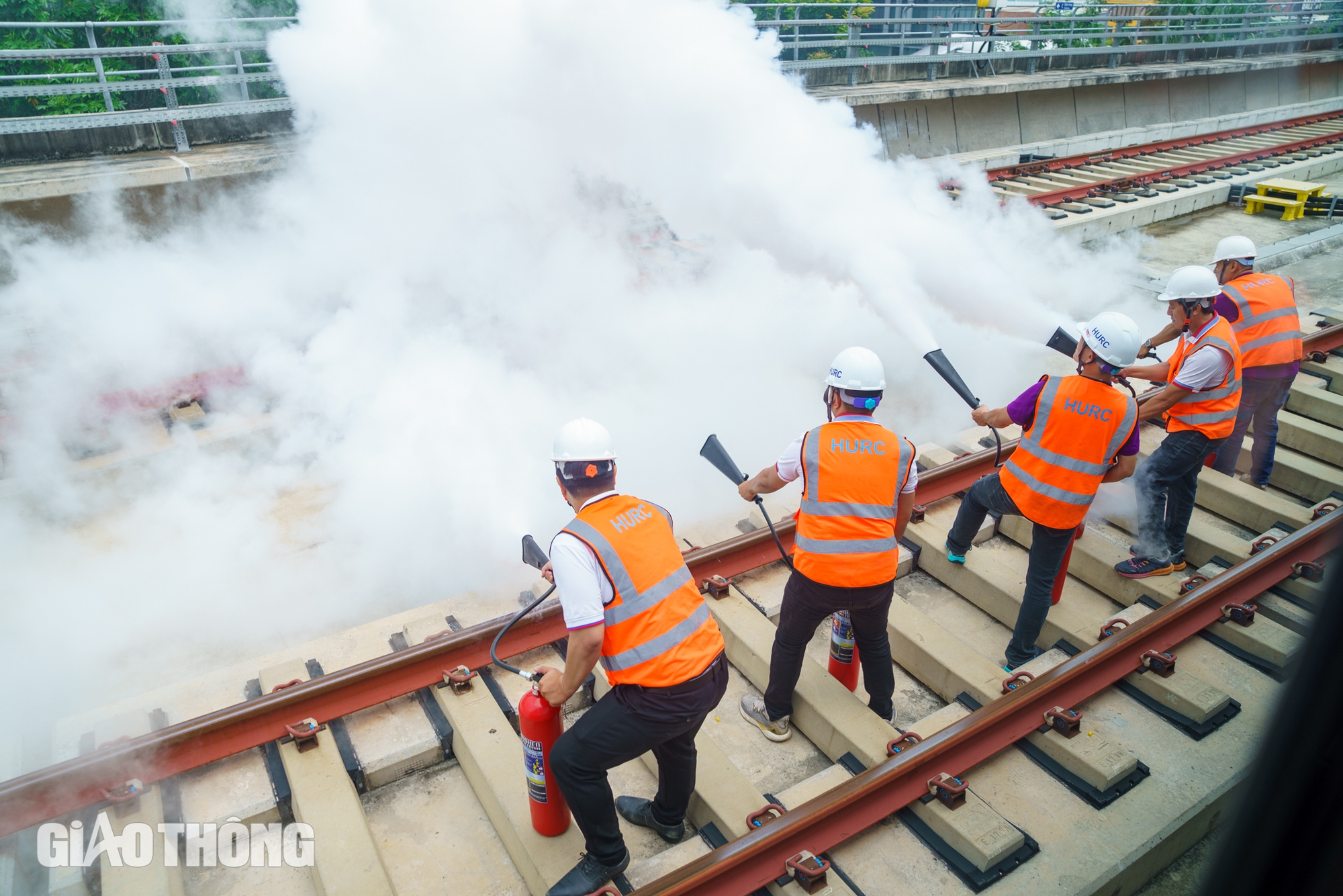 Hơn 1.000 người diễn tập cứu nạn tình huống cháy toa tàu metro Bến Thành - Suối Tiên- Ảnh 7. Hơn 1.000 người diễn tập cứu nạn tình huống cháy toa tàu metro Bến Thành - Suối Tiên- Ảnh 7.