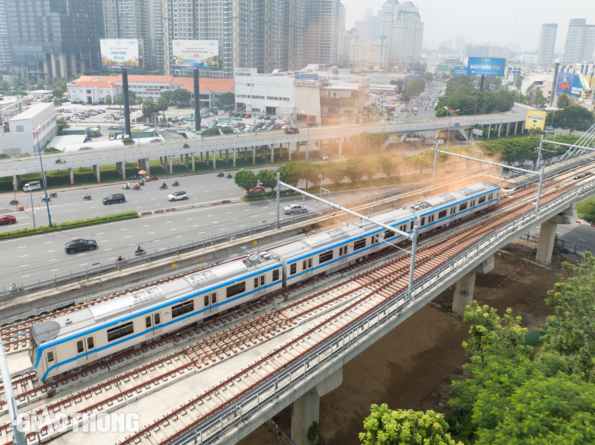 Hơn 1.000 người diễn tập cứu nạn tình huống cháy toa tàu metro Bến Thành - Suối Tiên- Ảnh 13. Hơn 1.000 người diễn tập cứu nạn tình huống cháy toa tàu metro Bến Thành - Suối Tiên- Ảnh 13.
