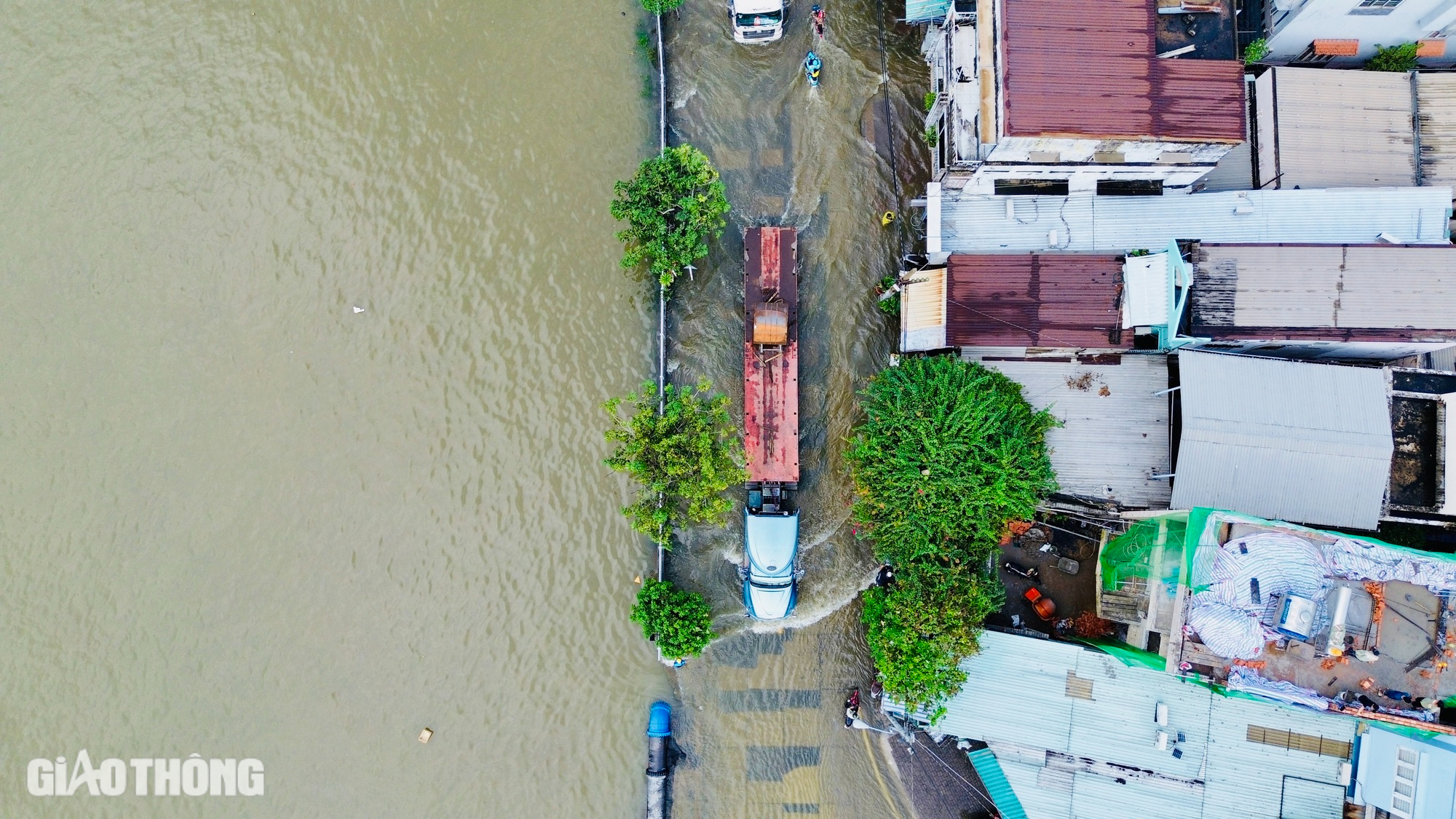 Triều cường đạt đỉnh, người d&acirc;n TP.HCM khổ sở b&igrave; b&otilde;m dắt xe về nh&agrave;- Ảnh 9.