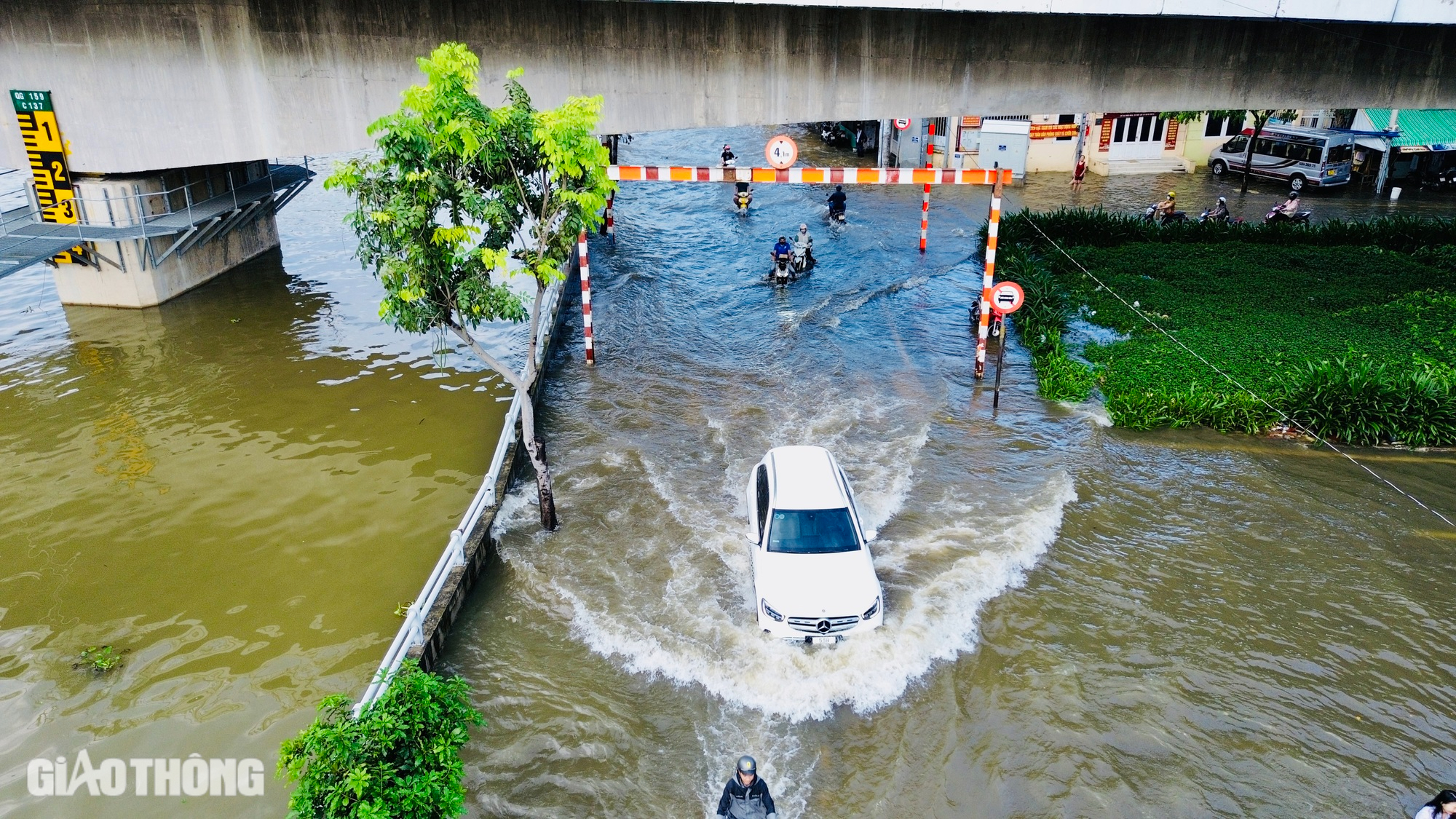 Triều cường đạt đỉnh, người d&acirc;n TP.HCM khổ sở b&igrave; b&otilde;m dắt xe về nh&agrave;- Ảnh 2.
