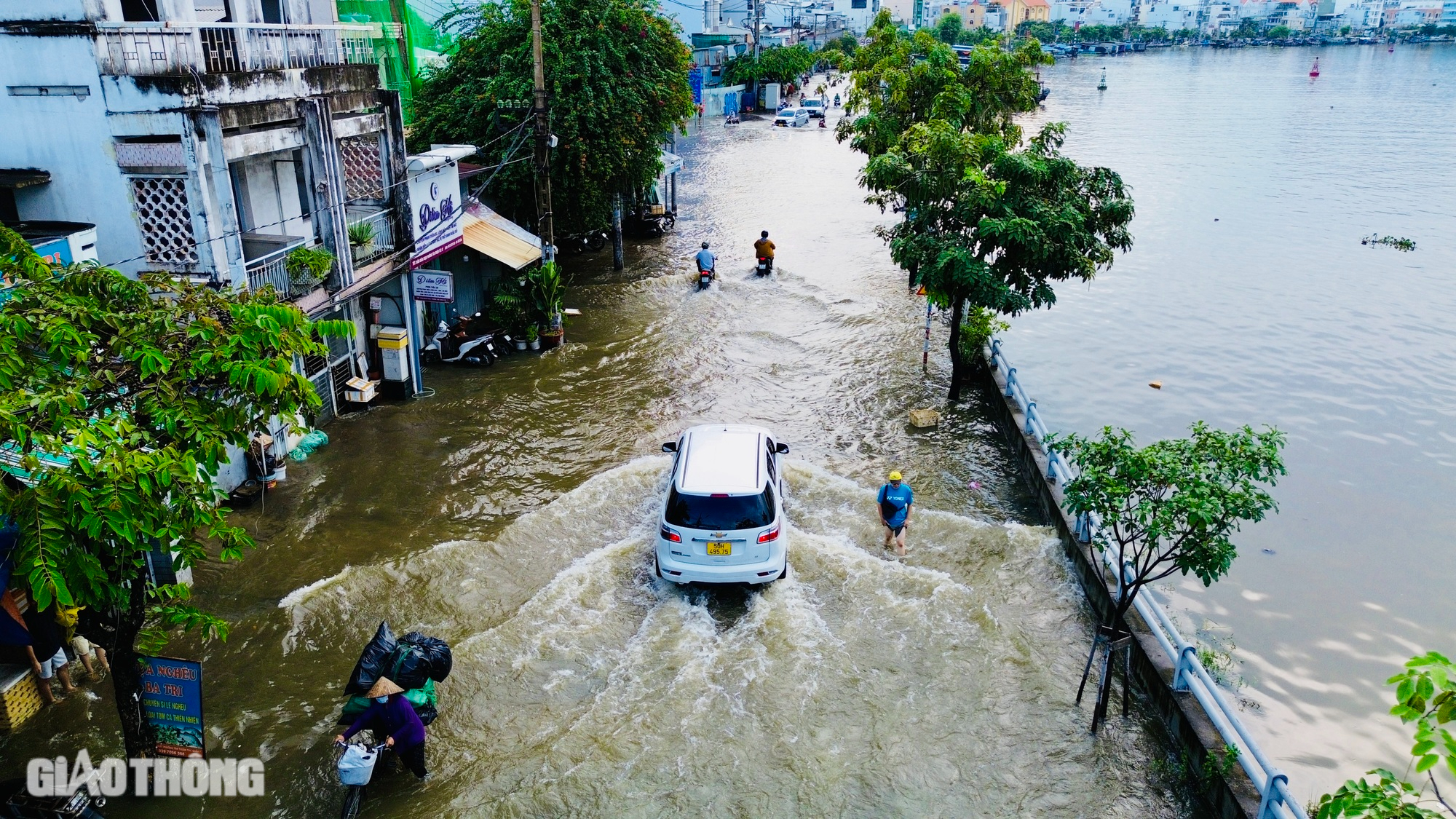 Triều cường đạt đỉnh, người d&acirc;n TP.HCM khổ sở b&igrave; b&otilde;m dắt xe về nh&agrave;- Ảnh 10.