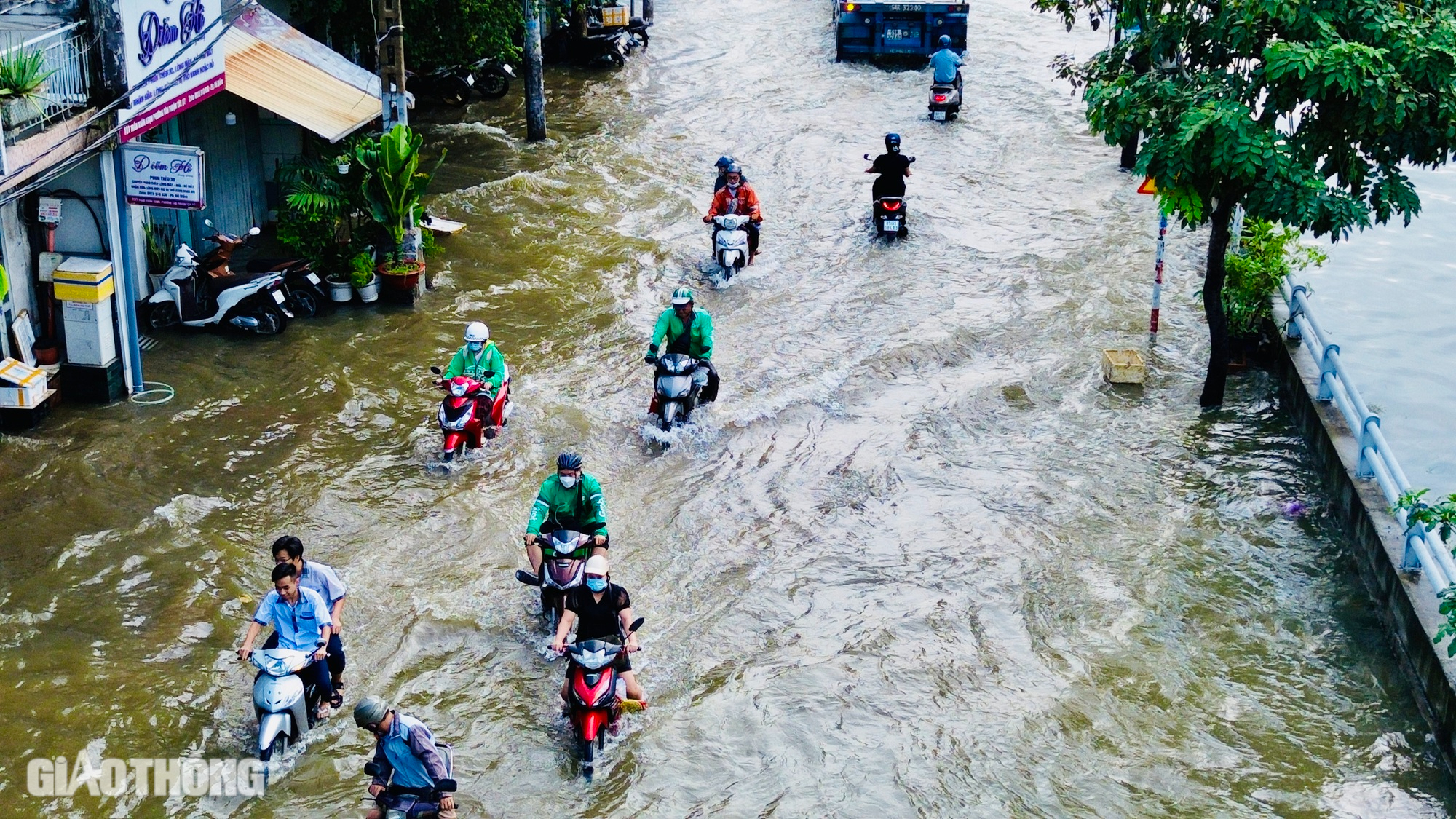 Triều cường đạt đỉnh, người d&acirc;n TP.HCM khổ sở b&igrave; b&otilde;m dắt xe về nh&agrave;- Ảnh 3.