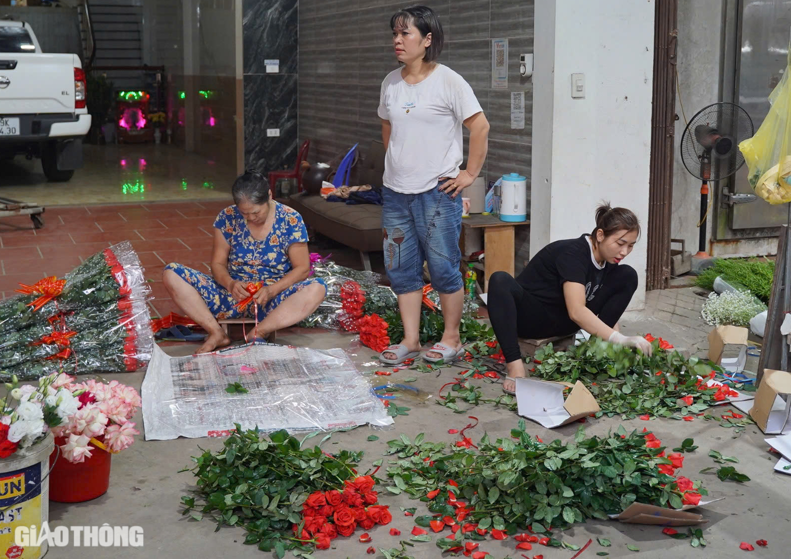 Thủ phủ hoa hồng ở H&agrave; Nội mất m&ugrave;a dịp 20/10, người d&acirc;n m&oacute;t từng b&ocirc;ng b&aacute;n với gi&aacute; b&egrave;o bọt- Ảnh 9.