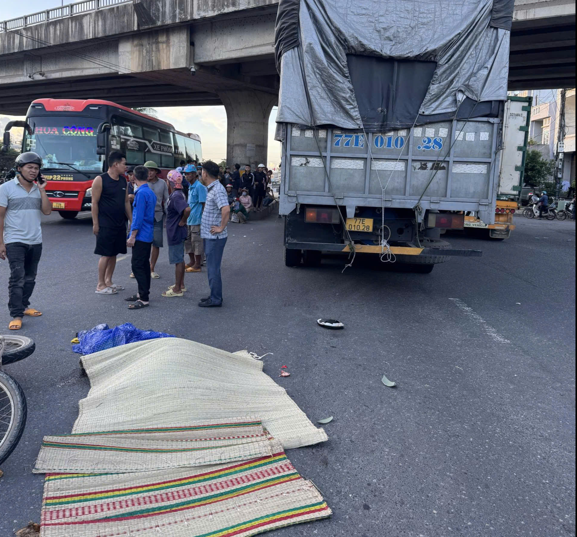 Xe m&aacute;y va chạm với xe tải, một người tử vong, một người bị thương- Ảnh 1.