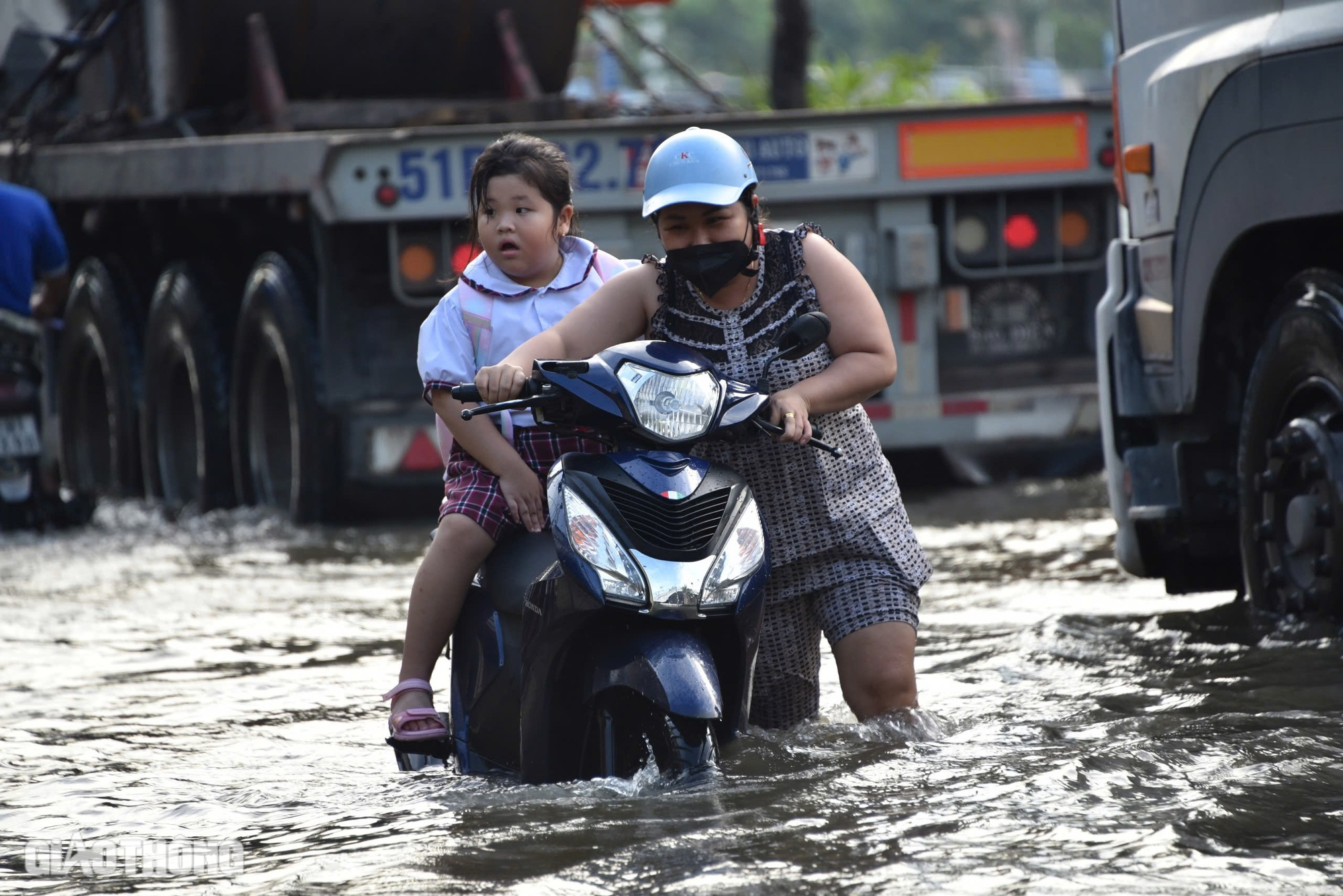 Triều cường đạt đỉnh, người d&acirc;n TP.HCM khổ sở b&igrave; b&otilde;m dắt xe về nh&agrave;- Ảnh 13.