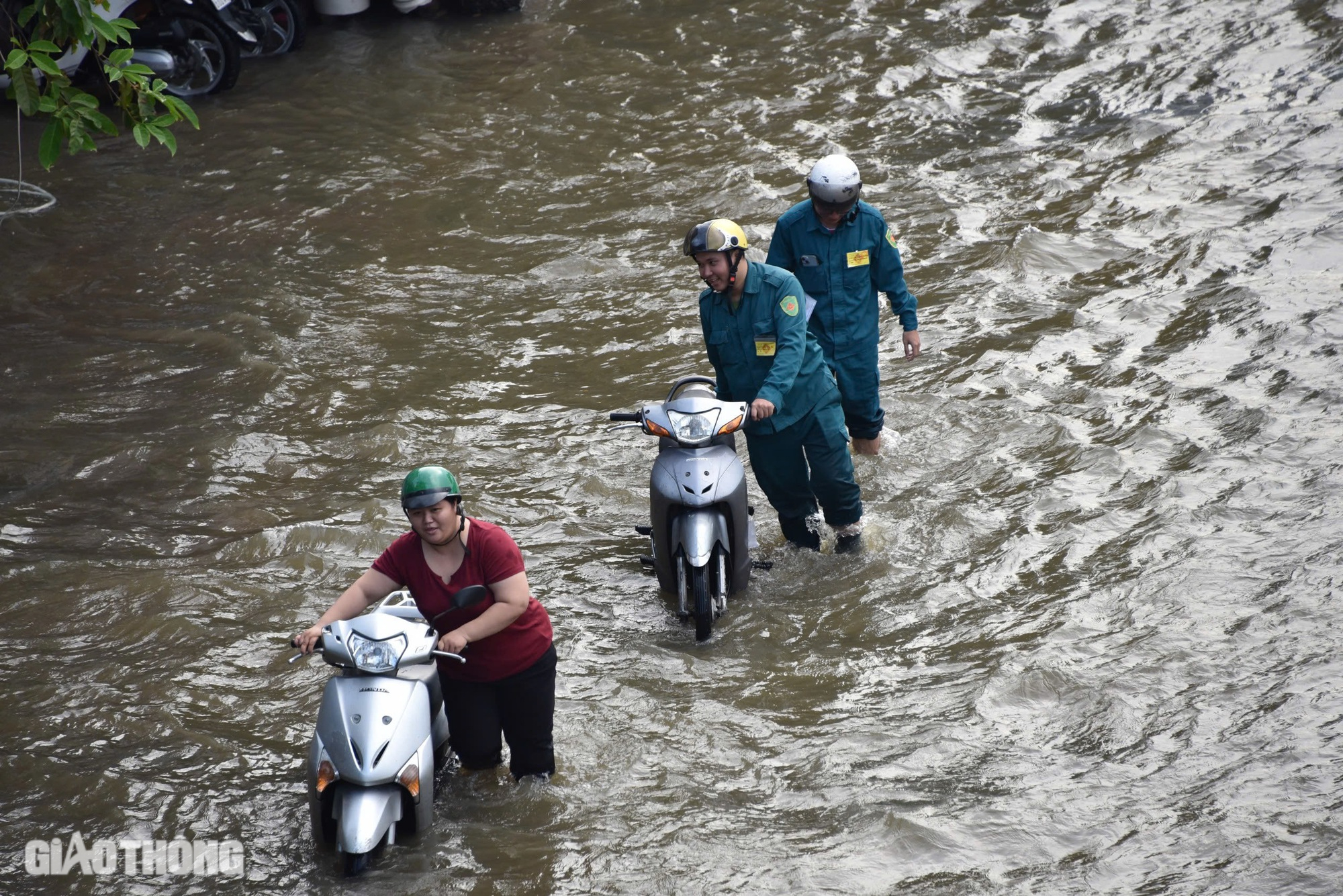 Triều cường đạt đỉnh, người d&acirc;n TP.HCM khổ sở b&igrave; b&otilde;m dắt xe về nh&agrave;- Ảnh 4.