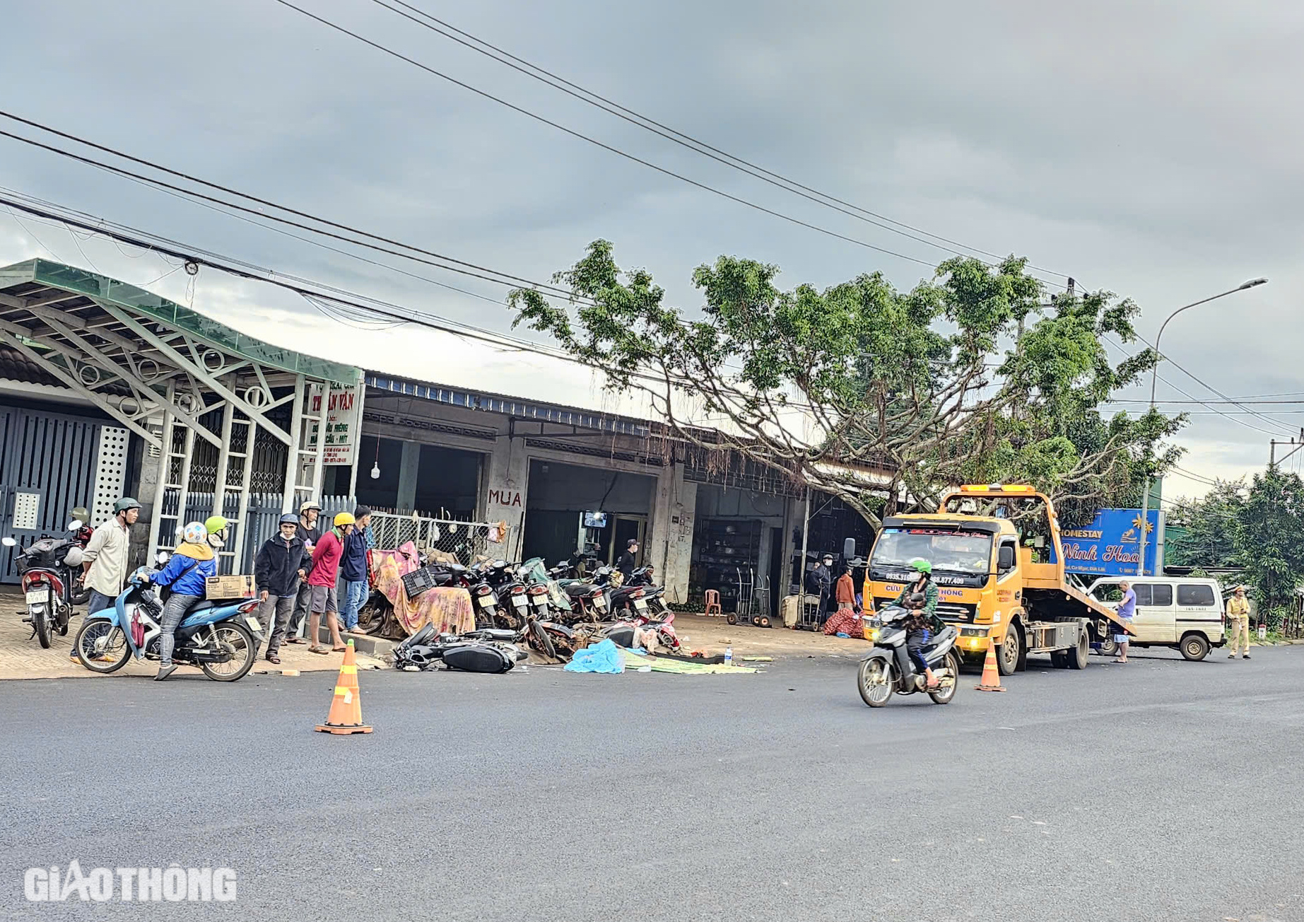 Xe m&aacute;y chở hai học sinh va chạm với &ocirc; t&ocirc;, một em tử vong tại chỗ- Ảnh 1.