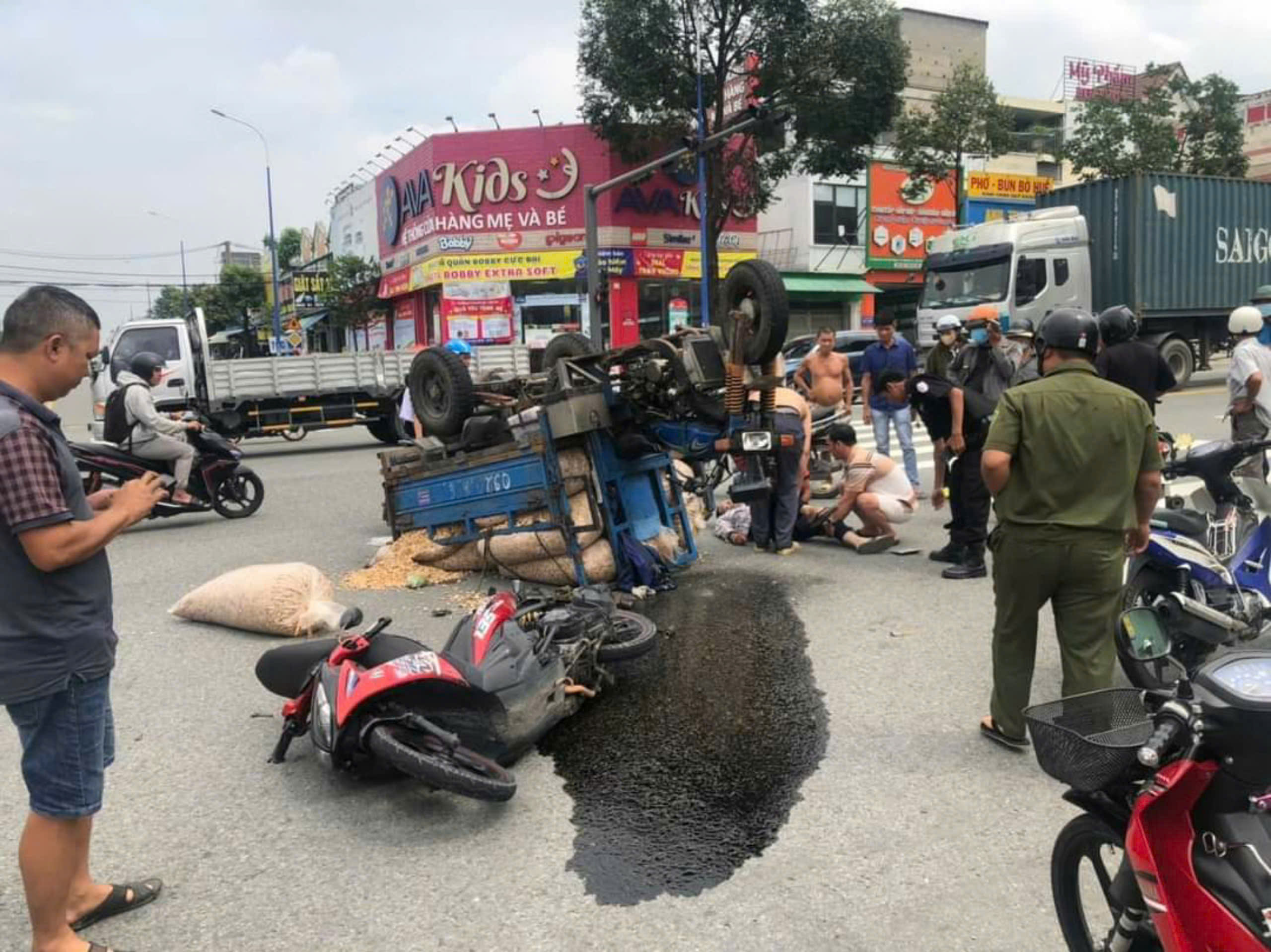Xe m&aacute;y chuyển hướng t&ocirc;ng xe ba g&aacute;c, t&agrave;i xế ba g&aacute;c tử vong- Ảnh 2.