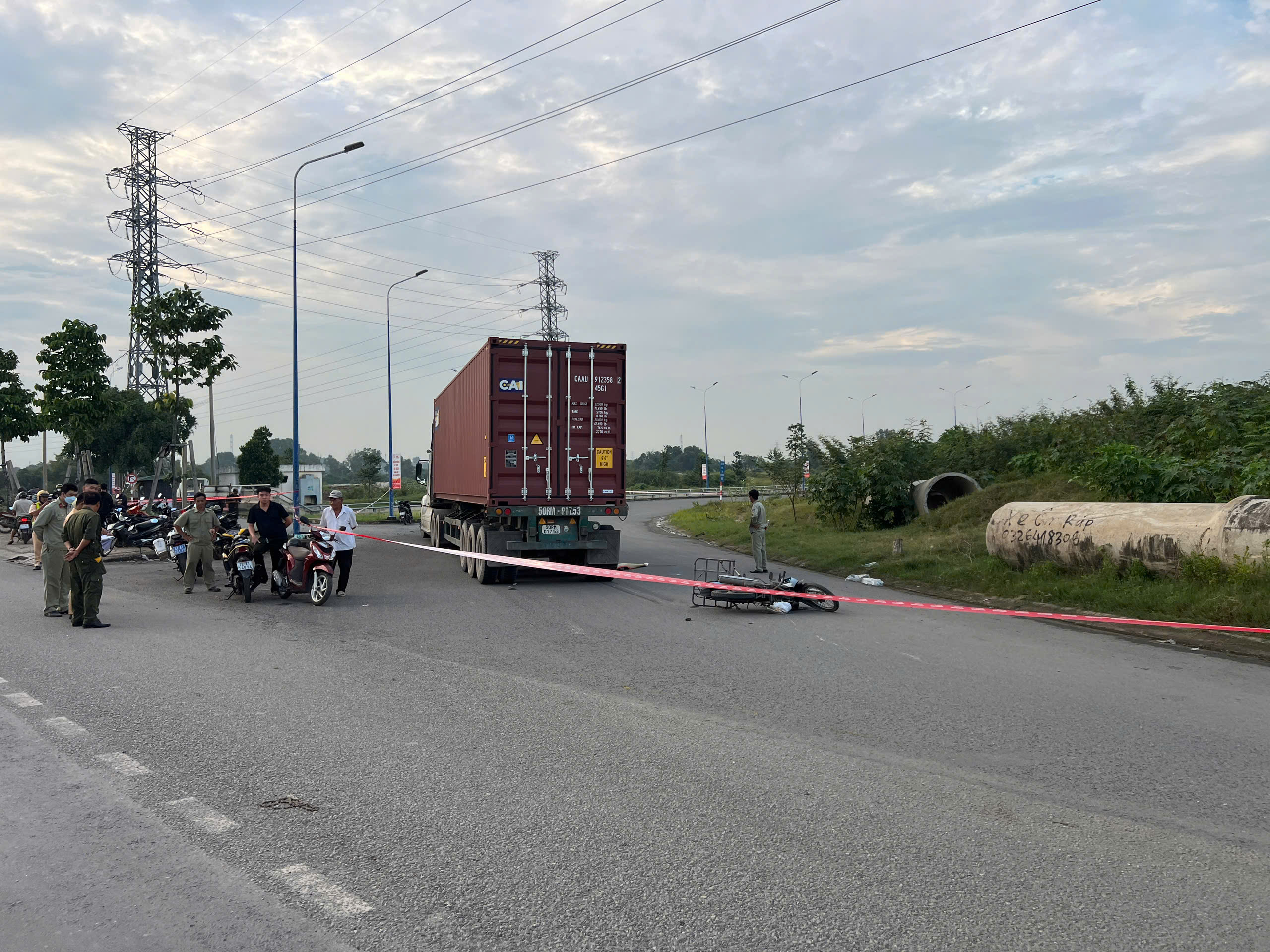 Xe container &ocirc;m cua va chạm xe m&aacute;y, người đ&agrave;n &ocirc;ng tử vong thương t&acirc;m- Ảnh 1.