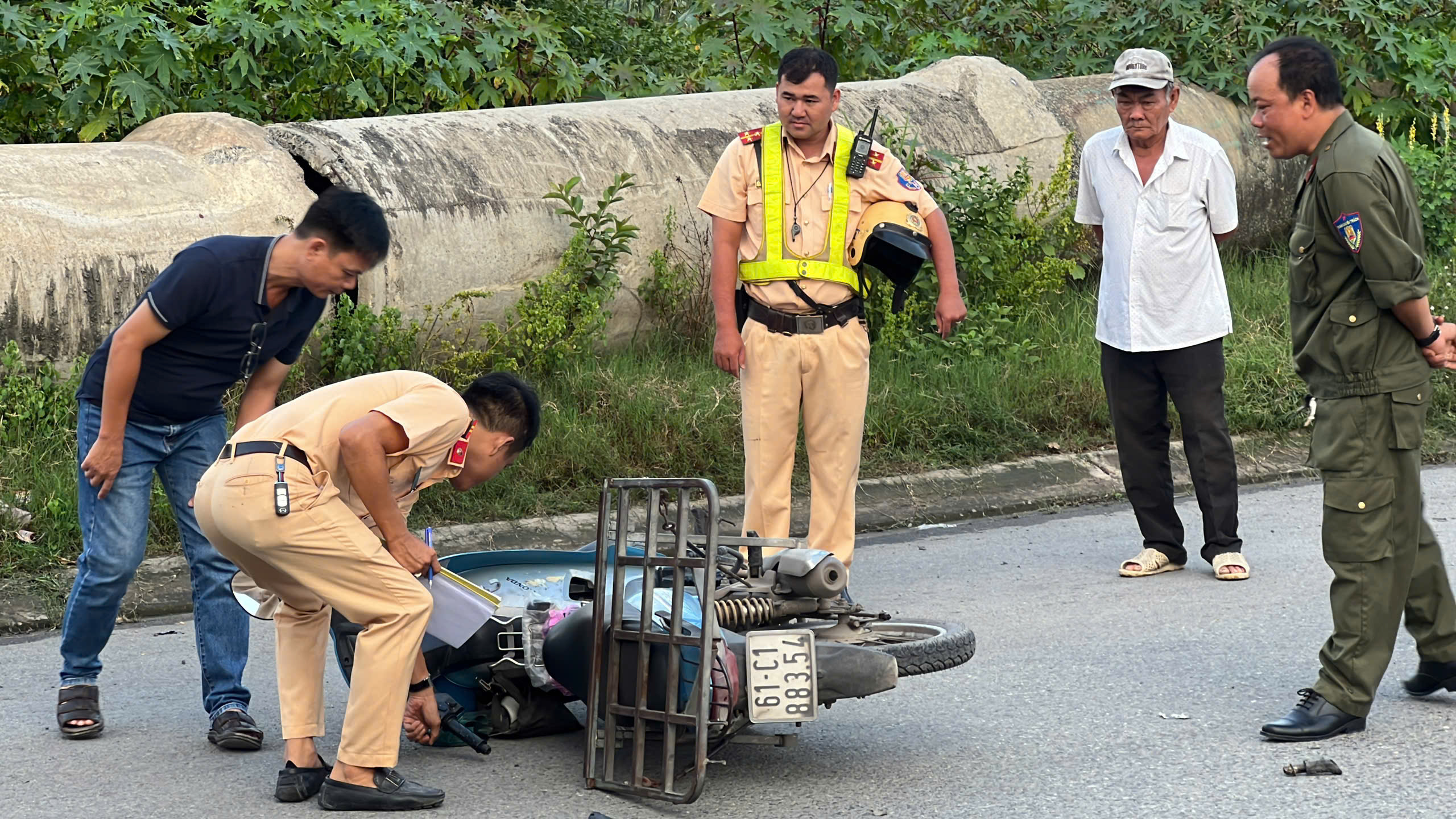 Xe container &ocirc;m cua va chạm xe m&aacute;y, người đ&agrave;n &ocirc;ng tử vong thương t&acirc;m- Ảnh 2.
