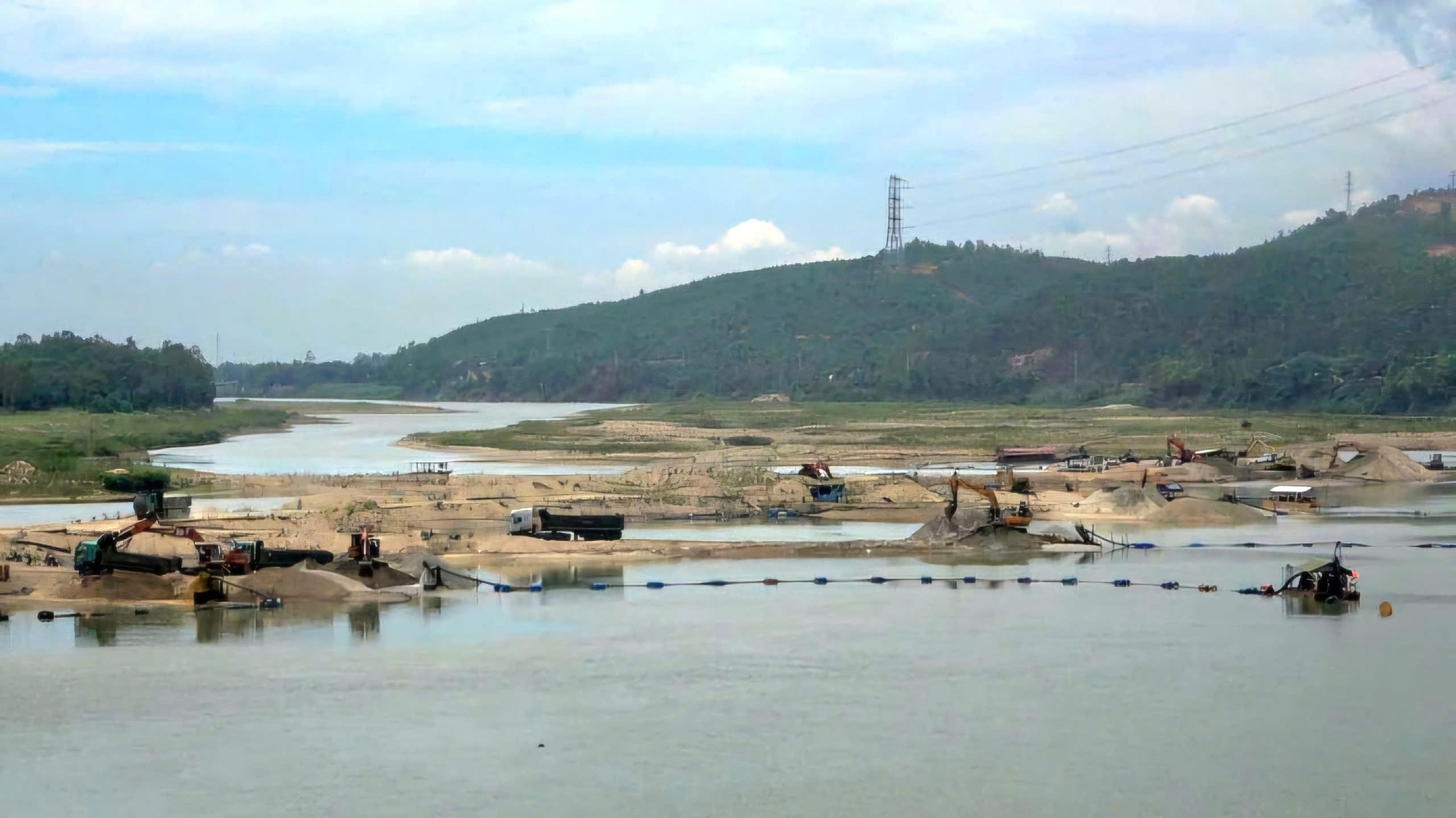 Chủ tịch Quảng Nam chỉ đạo "n&oacute;ng" ngay sau phi&ecirc;n đấu gi&aacute; mỏ c&aacute;t 370 tỷ- Ảnh 1.