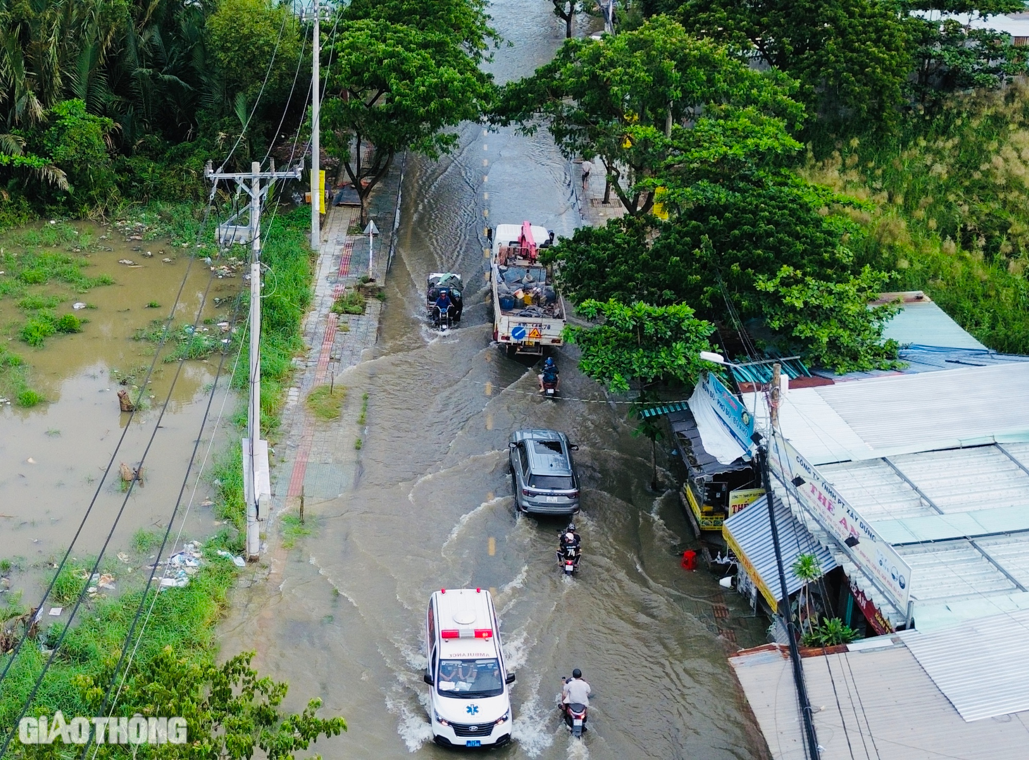 Nhiều tuyến đường ch&igrave;m trong biển nước, người d&acirc;n Nh&agrave; B&egrave; chật vật trở về nh&agrave;- Ảnh 24.
