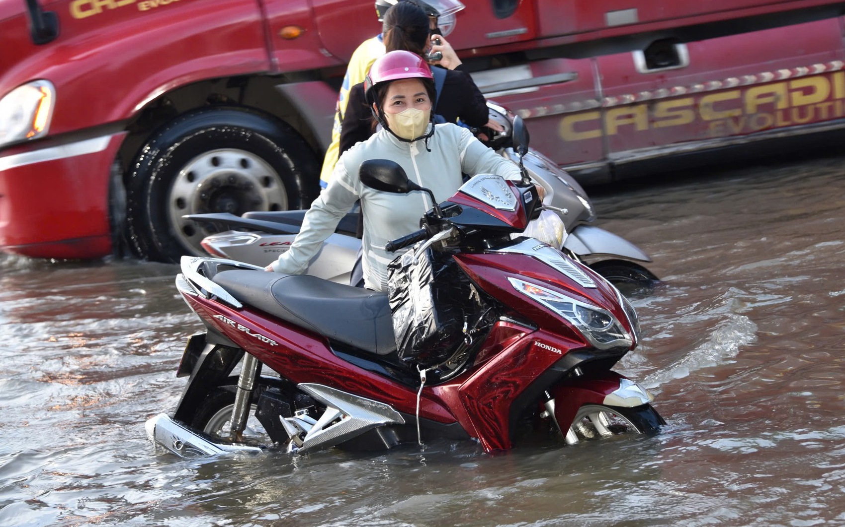 Vật lộn với triều cường, người d&acirc;n 'rốn ngập' mong đợi điều g&igrave;?