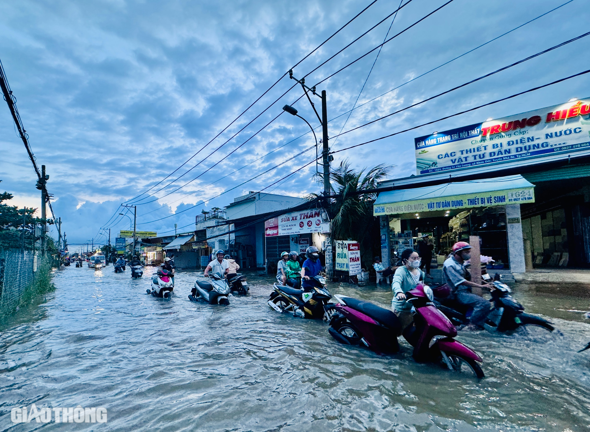 Nhiều tuyến đường ch&igrave;m trong biển nước, người d&acirc;n Nh&agrave; B&egrave; chật vật trở về nh&agrave;- Ảnh 14.