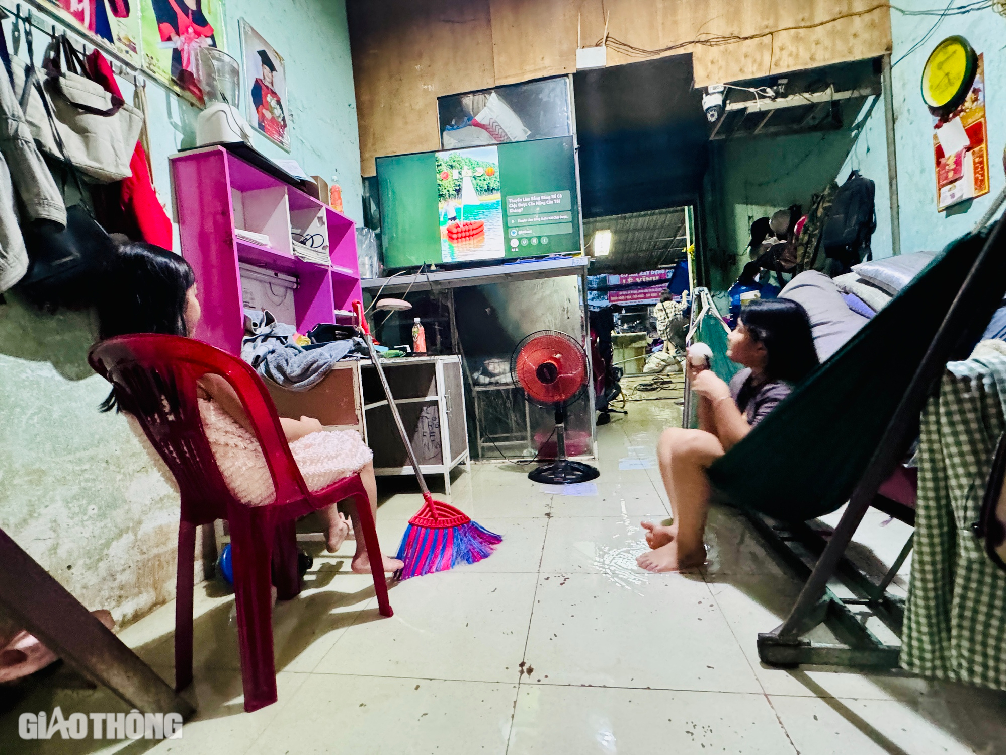 Nhiều tuyến đường ch&igrave;m trong biển nước, người d&acirc;n Nh&agrave; B&egrave; chật vật trở về nh&agrave;- Ảnh 8.