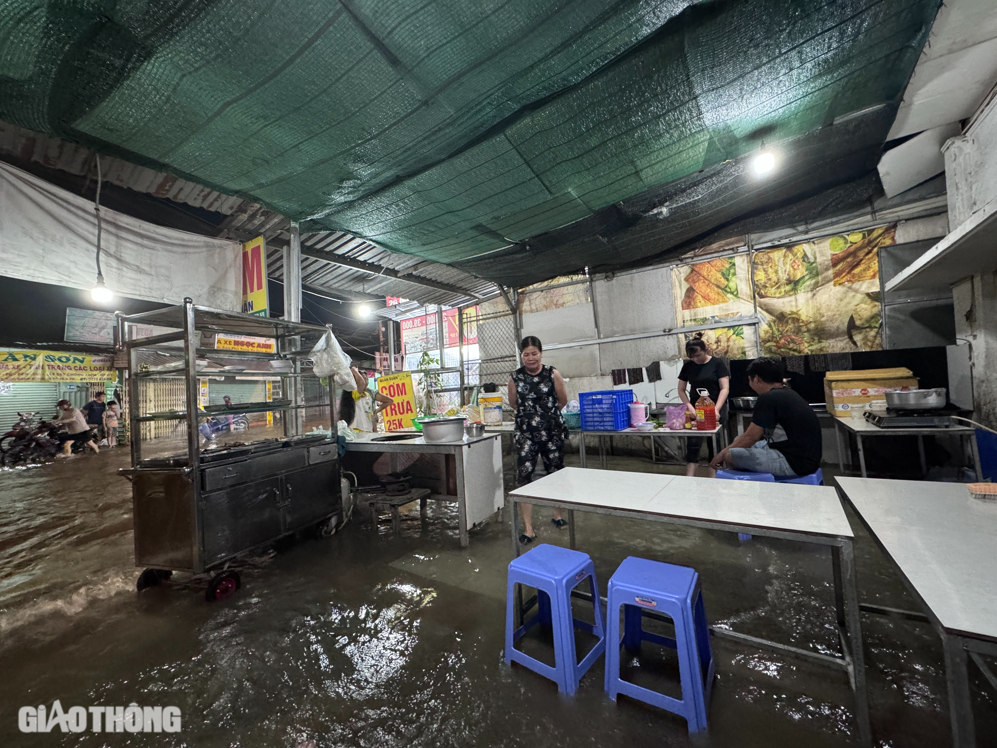 Nhiều tuyến đường ch&igrave;m trong biển nước, người d&acirc;n Nh&agrave; B&egrave; chật vật trở về nh&agrave;- Ảnh 11.