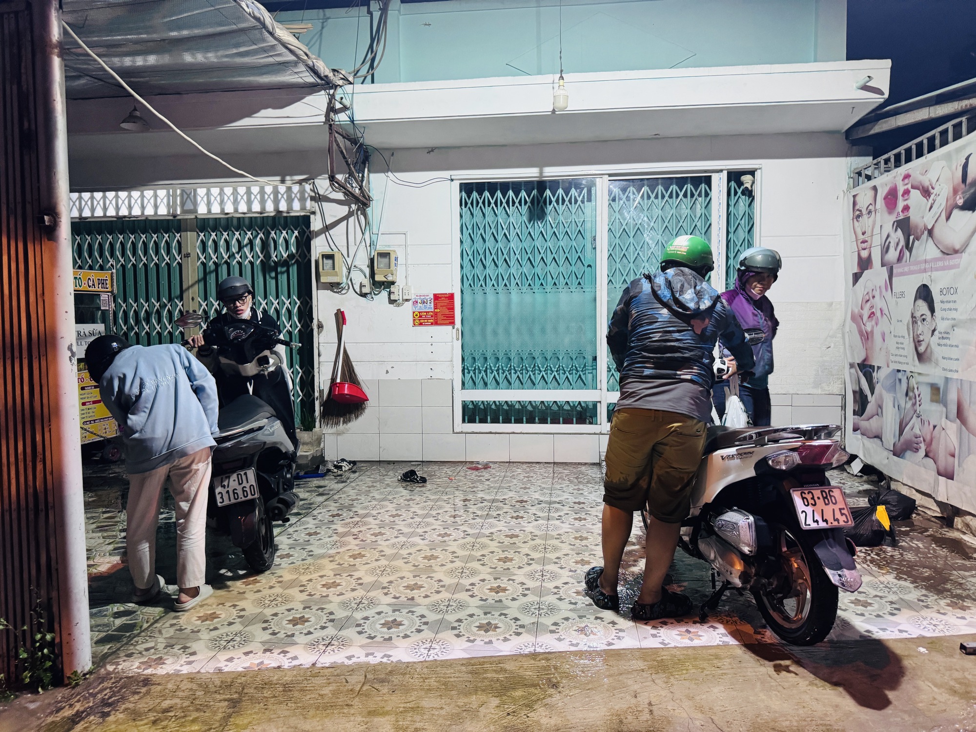 Nhiều tuyến đường ch&igrave;m trong biển nước, người d&acirc;n Nh&agrave; B&egrave; chật vật trở về nh&agrave;- Ảnh 19.