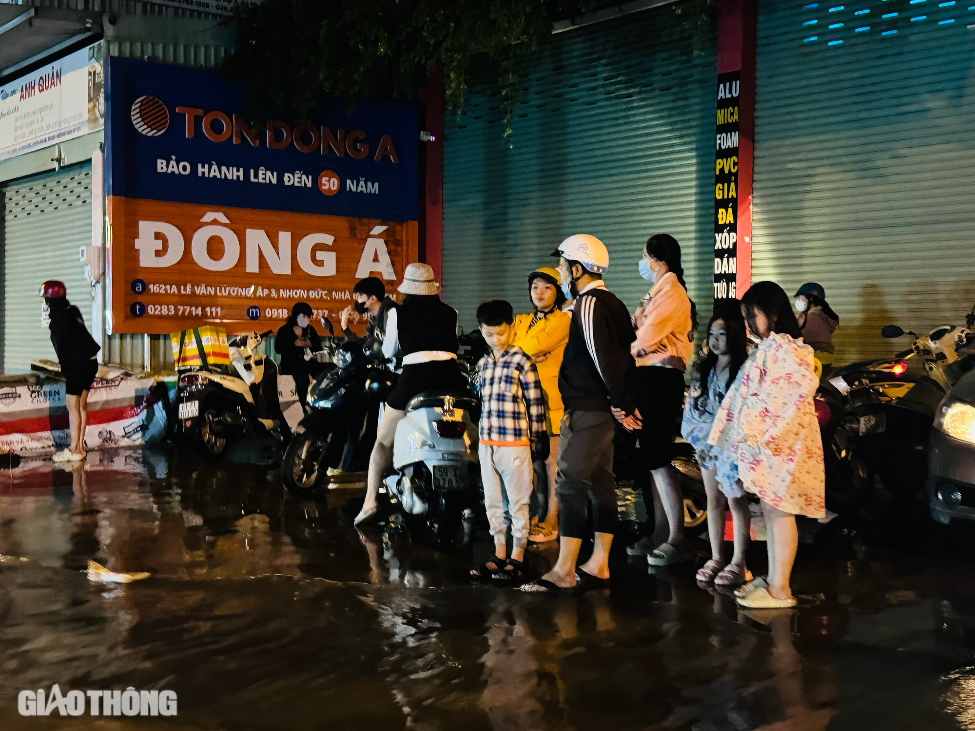 Nhiều tuyến đường ch&igrave;m trong biển nước, người d&acirc;n Nh&agrave; B&egrave; chật vật trở về nh&agrave;- Ảnh 20.