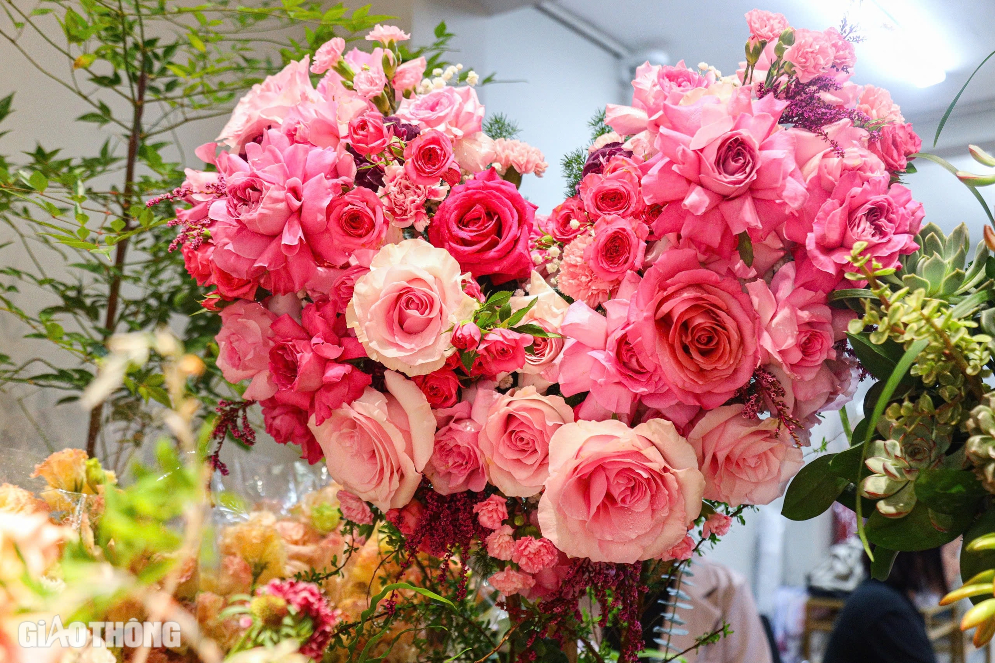 Hoa nhập ngoại tiền triệu mỗi bông, khách vẫn mạnh tay tặng phái đẹp dịp 20/10- Ảnh 3. Hoa nhập ngoại tiền triệu mỗi bông, khách vẫn mạnh tay tặng phái đẹp dịp 20/10- Ảnh 3.