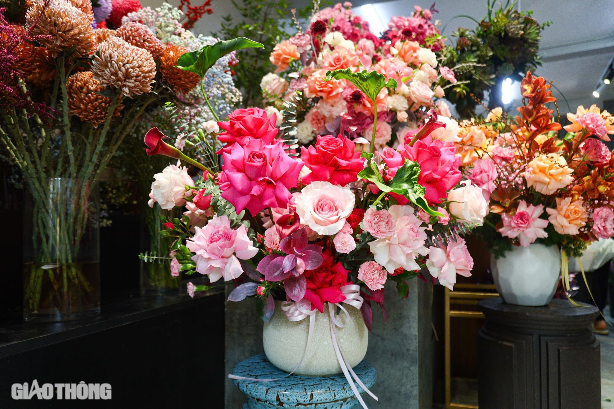 Hoa nhập ngoại tiền triệu mỗi bông, khách vẫn mạnh tay tặng phái đẹp dịp 20/10- Ảnh 4. Hoa nhập ngoại tiền triệu mỗi bông, khách vẫn mạnh tay tặng phái đẹp dịp 20/10- Ảnh 4.