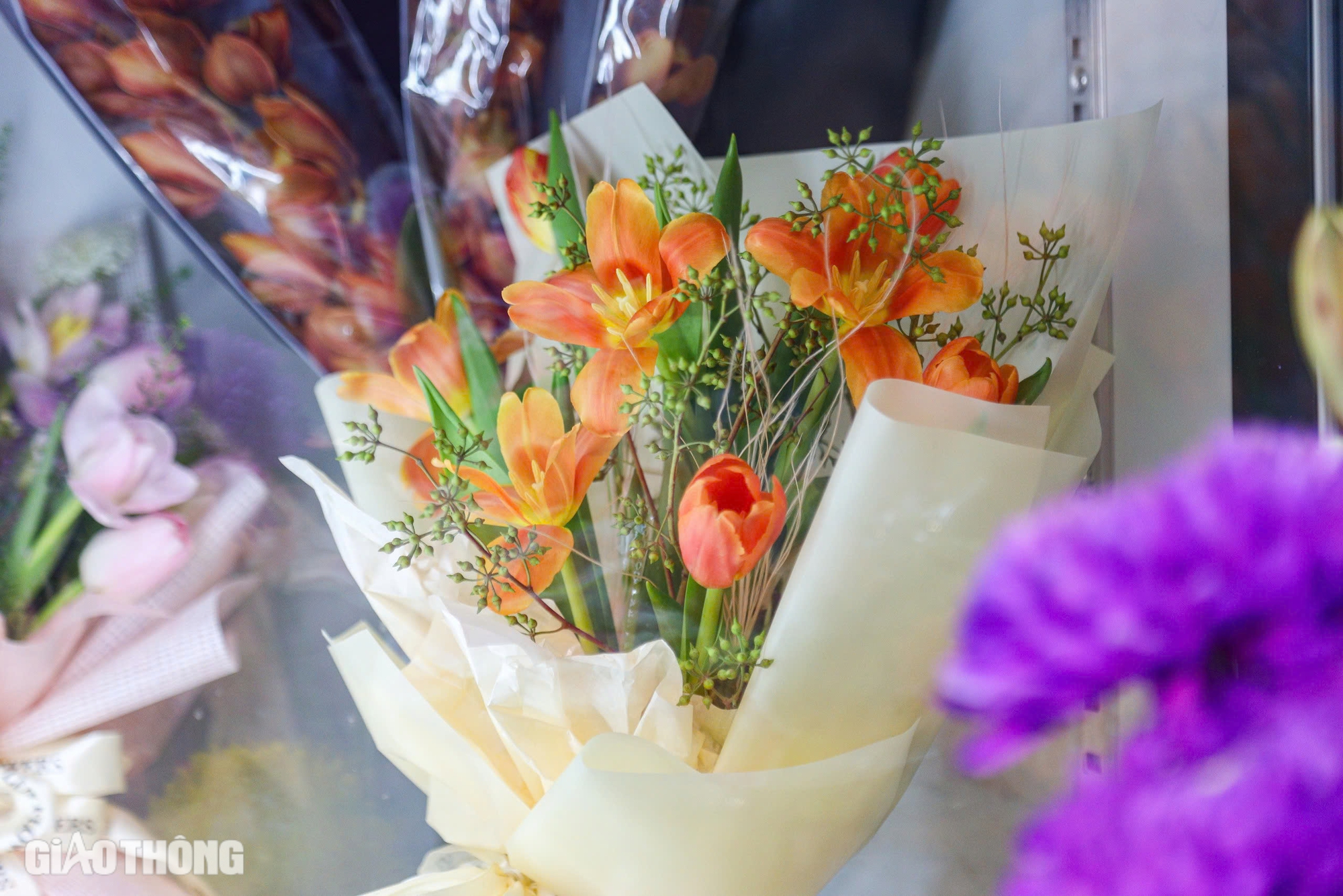 Hoa nhập ngoại tiền triệu mỗi bông, khách vẫn mạnh tay tặng phái đẹp dịp 20/10- Ảnh 8. Hoa nhập ngoại tiền triệu mỗi bông, khách vẫn mạnh tay tặng phái đẹp dịp 20/10- Ảnh 8.
