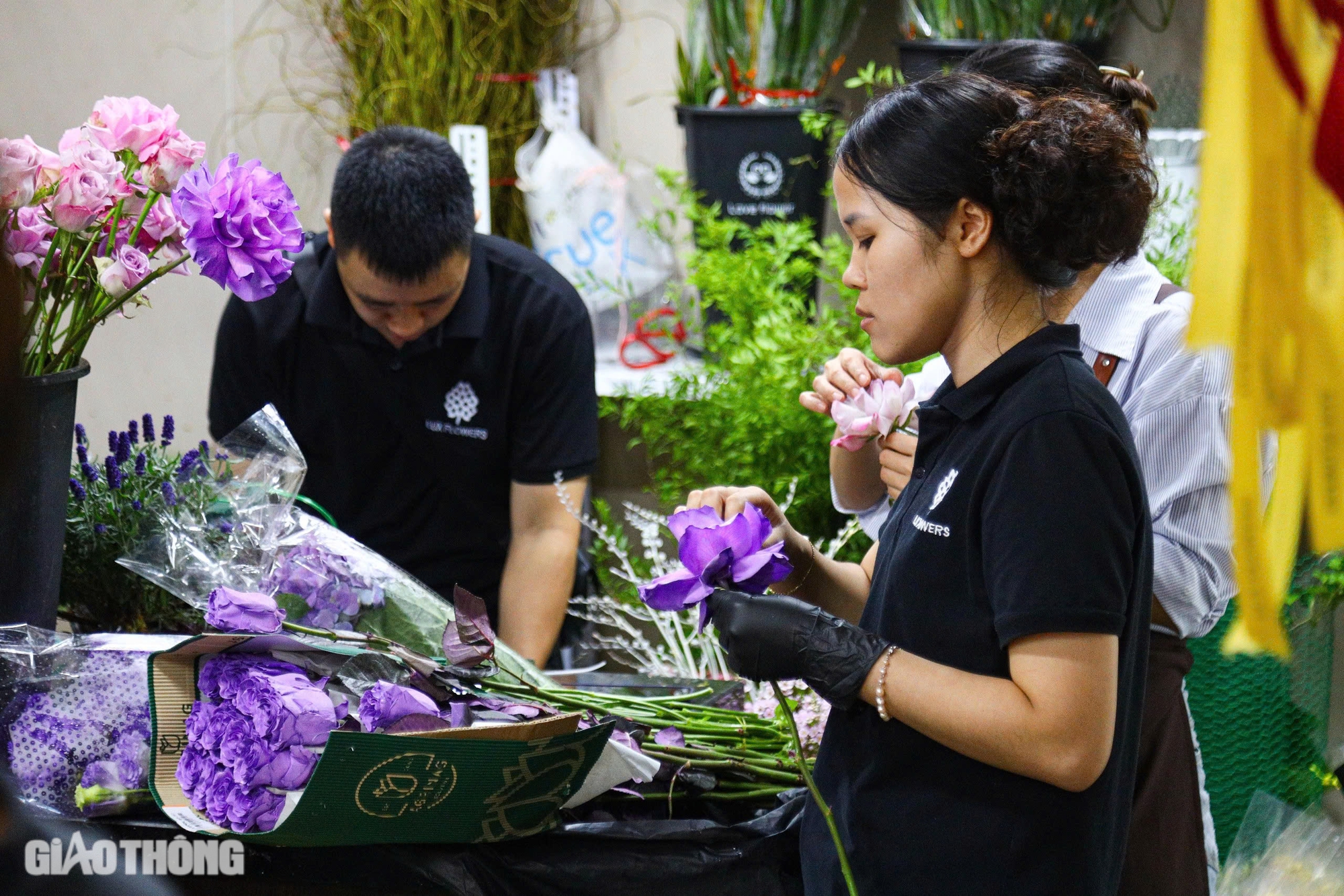 Hoa nhập ngoại tiền triệu mỗi bông, khách vẫn mạnh tay tặng phái đẹp dịp 20/10- Ảnh 14. Hoa nhập ngoại tiền triệu mỗi bông, khách vẫn mạnh tay tặng phái đẹp dịp 20/10- Ảnh 14.