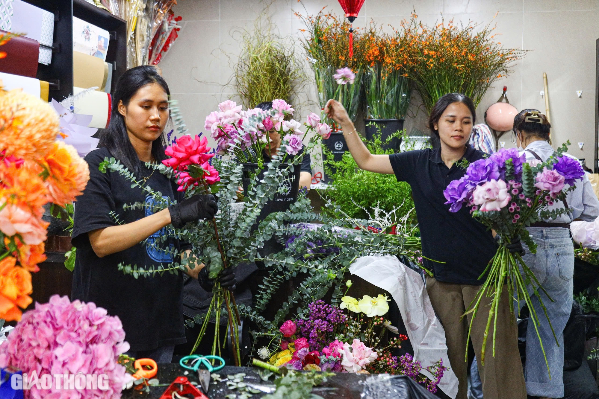 Hoa nhập ngoại tiền triệu mỗi bông, khách vẫn mạnh tay tặng phái đẹp dịp 20/10- Ảnh 1. Hoa nhập ngoại tiền triệu mỗi bông, khách vẫn mạnh tay tặng phái đẹp dịp 20/10- Ảnh 1.