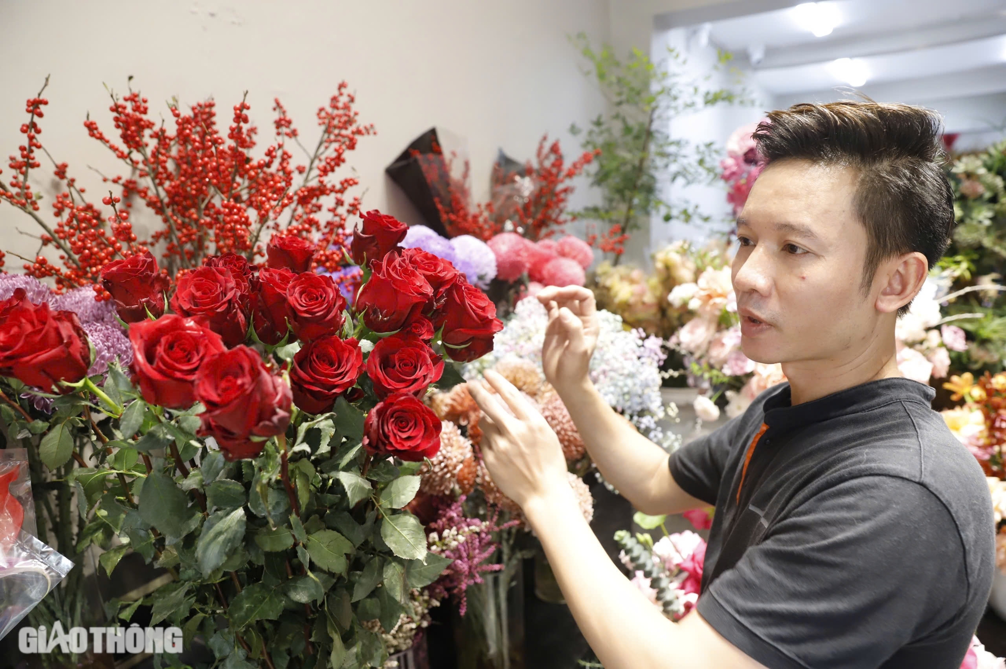Hoa nhập ngoại tiền triệu mỗi bông, khách vẫn mạnh tay tặng phái đẹp dịp 20/10- Ảnh 5. Hoa nhập ngoại tiền triệu mỗi bông, khách vẫn mạnh tay tặng phái đẹp dịp 20/10- Ảnh 5.