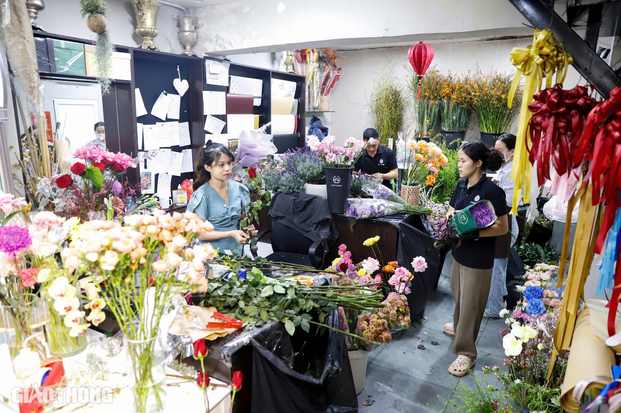 Hoa nhập ngoại tiền triệu mỗi bông, khách vẫn mạnh tay tặng phái đẹp dịp 20/10- Ảnh 12. Hoa nhập ngoại tiền triệu mỗi bông, khách vẫn mạnh tay tặng phái đẹp dịp 20/10- Ảnh 12.