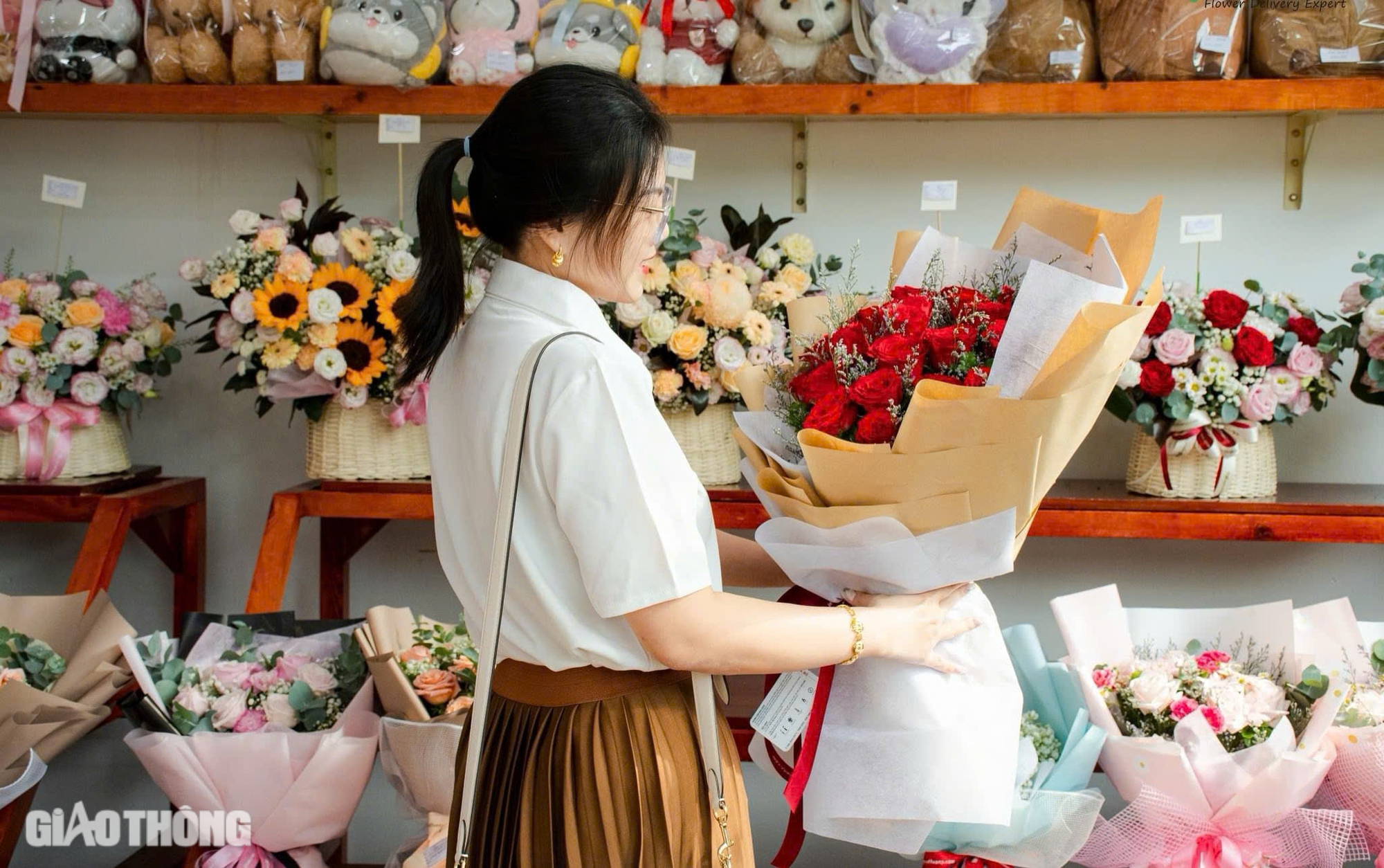 Hoa nhập ngoại tiền triệu mỗi bông, khách vẫn mạnh tay tặng phái đẹp dịp 20/10- Ảnh 15. Hoa nhập ngoại tiền triệu mỗi bông, khách vẫn mạnh tay tặng phái đẹp dịp 20/10- Ảnh 15.