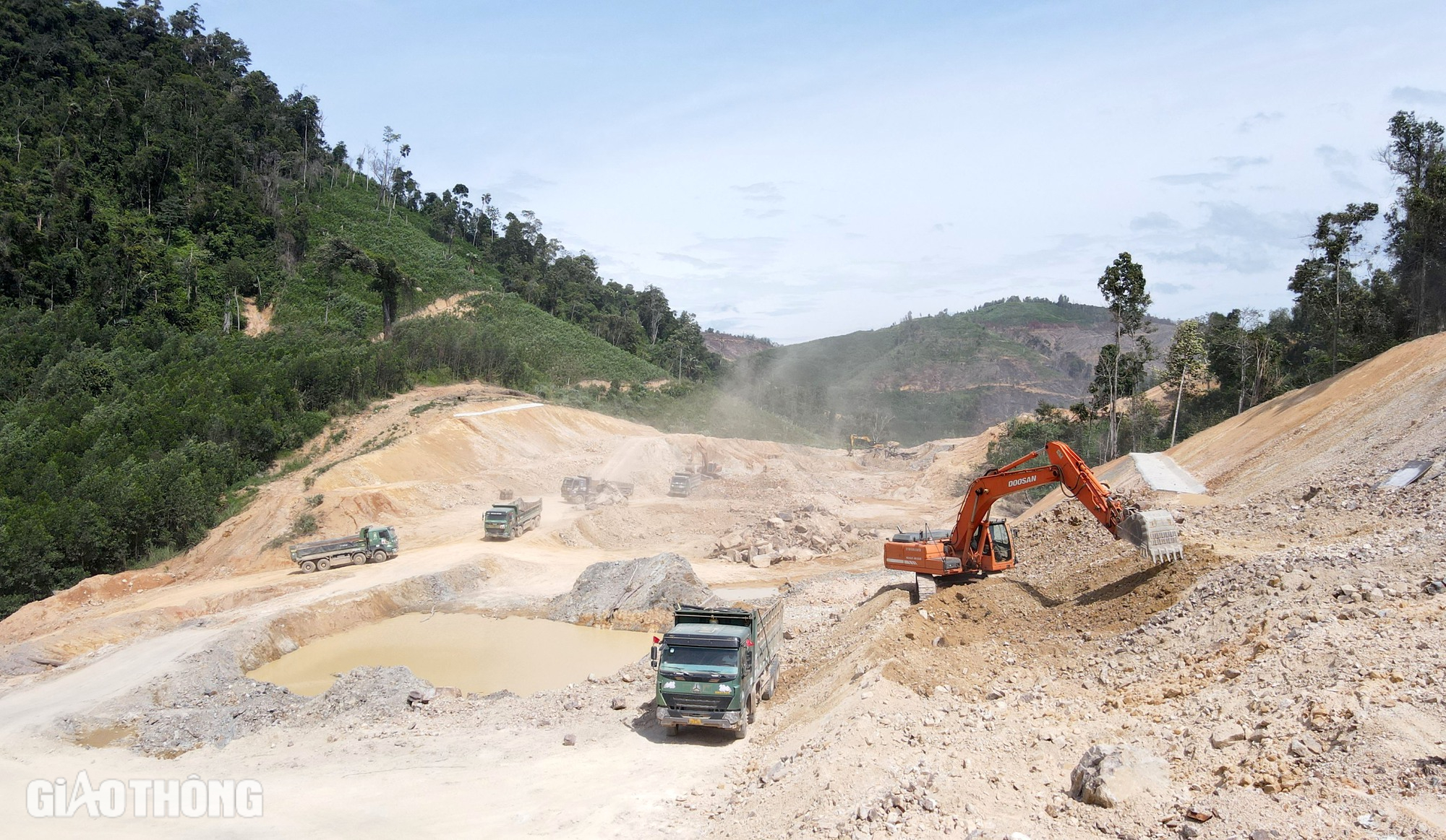 "Xẻ n&uacute;i, bạt đồi" thi c&ocirc;ng cao tốc Kh&aacute;nh H&ograve;a - Bu&ocirc;n Ma Thuột- Ảnh 1.