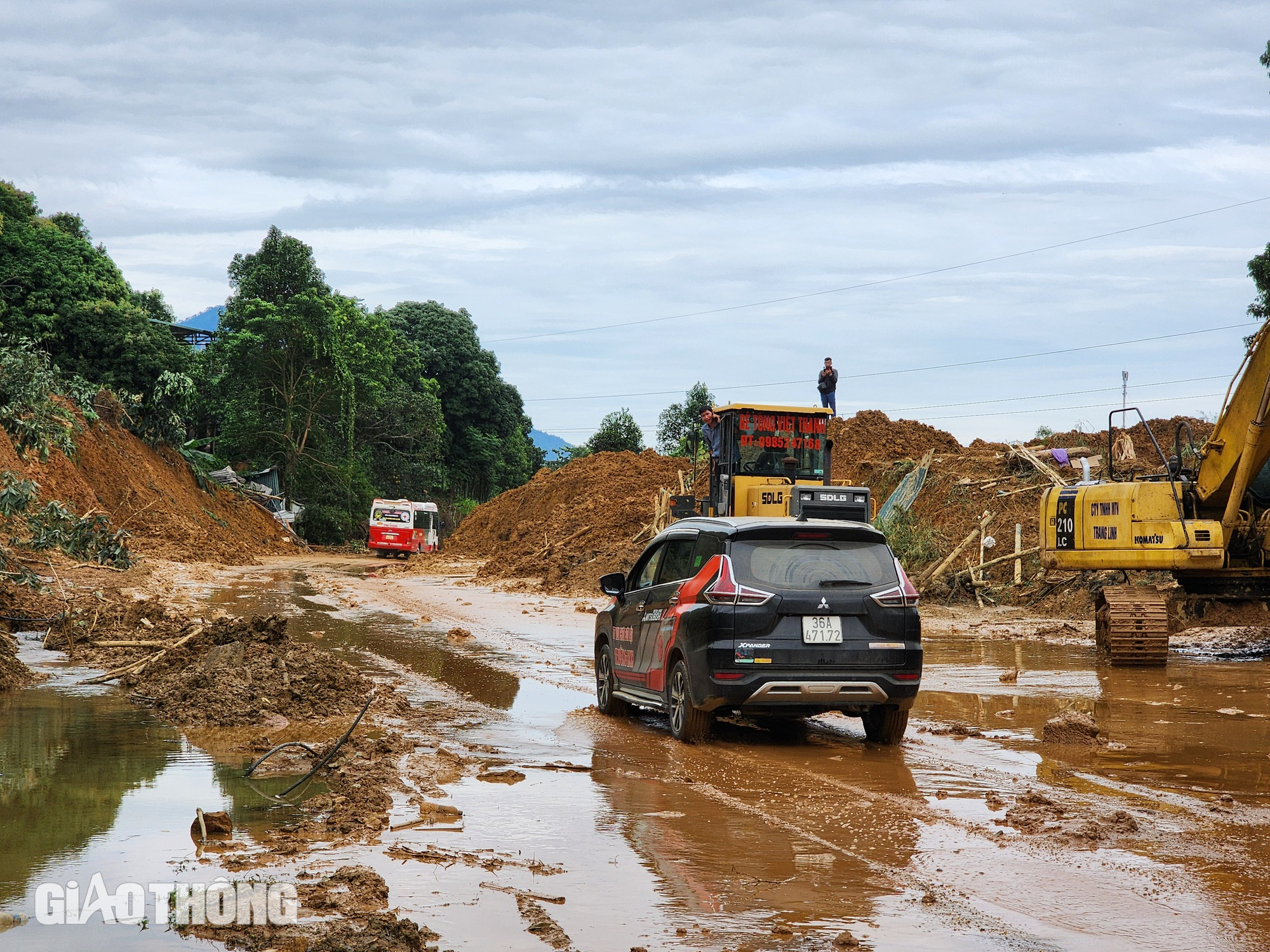 Th&ocirc;ng tuyến QL2 H&agrave; Giang sau 3 ng&agrave;y xảy ra sạt lở- Ảnh 4.