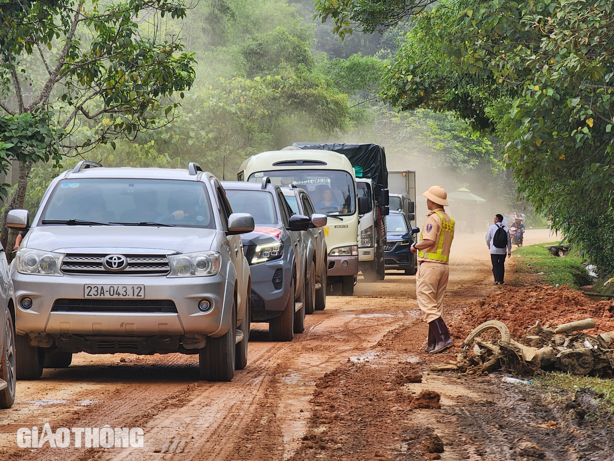 Th&ocirc;ng tuyến QL2 H&agrave; Giang sau 3 ng&agrave;y xảy ra sạt lở- Ảnh 1.