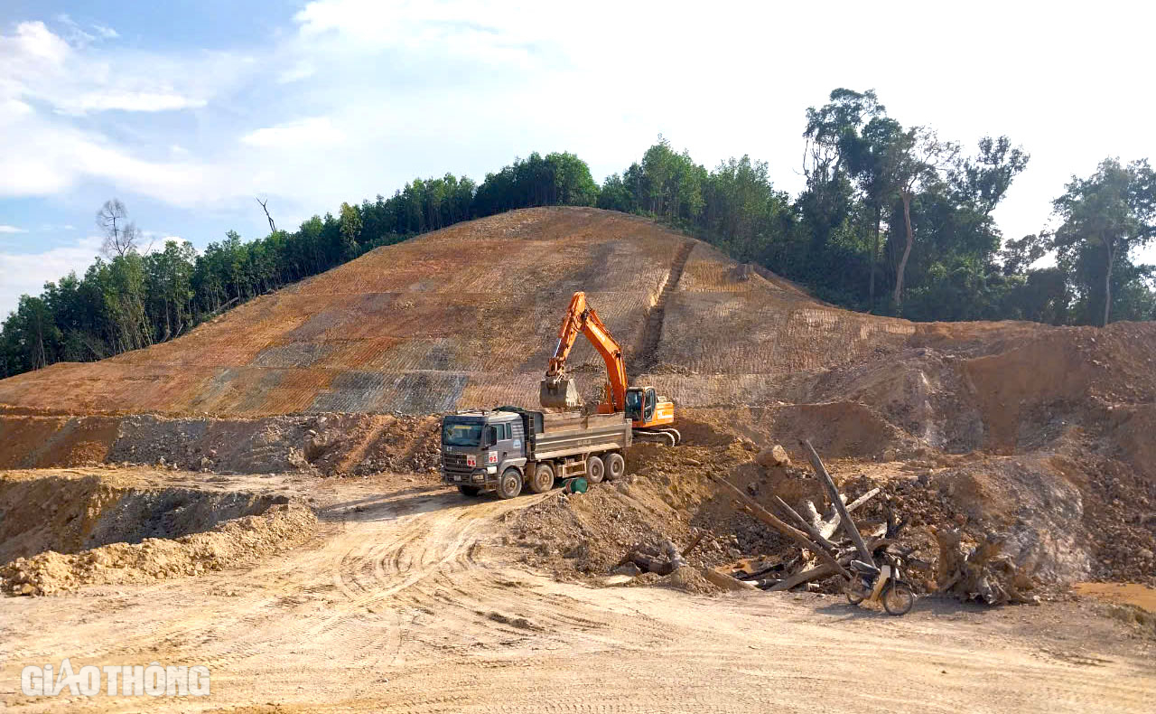 "Xẻ n&uacute;i, bạt đồi" thi c&ocirc;ng cao tốc Kh&aacute;nh H&ograve;a - Bu&ocirc;n Ma Thuột- Ảnh 10.
