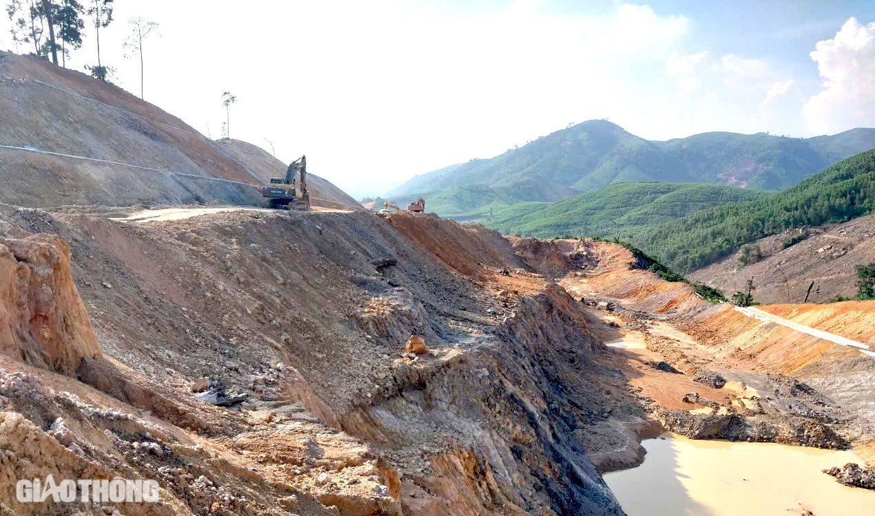 "Xẻ n&uacute;i, bạt đồi" thi c&ocirc;ng cao tốc Kh&aacute;nh H&ograve;a - Bu&ocirc;n Ma Thuột- Ảnh 6.