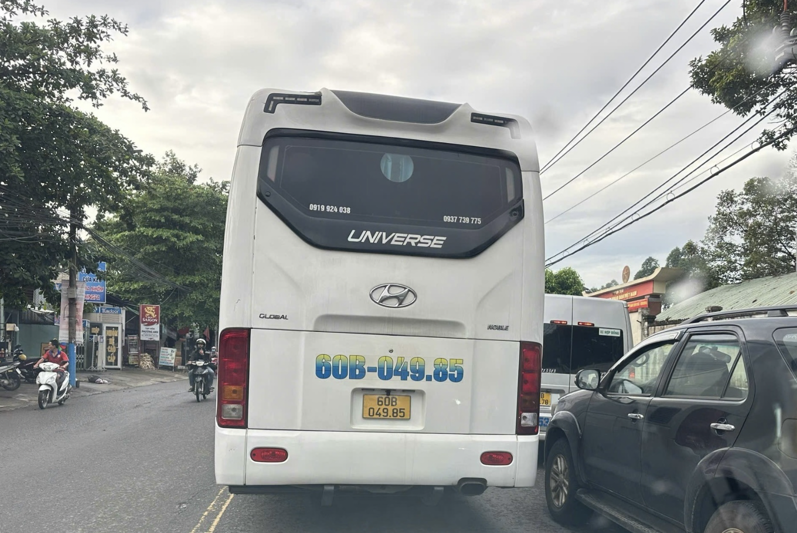 Đồng Nai ra quân xử lý vi phạm vỉa hè, đậu đỗ xe ở hai tuyến đường huyết mạch- Ảnh 1. Đồng Nai ra quân xử lý vi phạm vỉa hè, đậu đỗ xe ở hai tuyến đường huyết mạch- Ảnh 1.